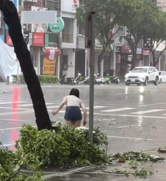 一名熱褲妹冒雨在路上徒手清淤,感動眾多網友。(翻攝threads@yuan.cho)
