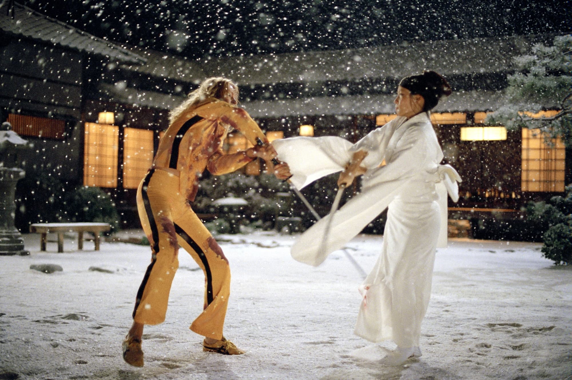 鄔瑪舒曼（左）與劉玉玲（右）的武士刀決戰，充滿日本電影的武士道美學。（車庫娛樂提供）