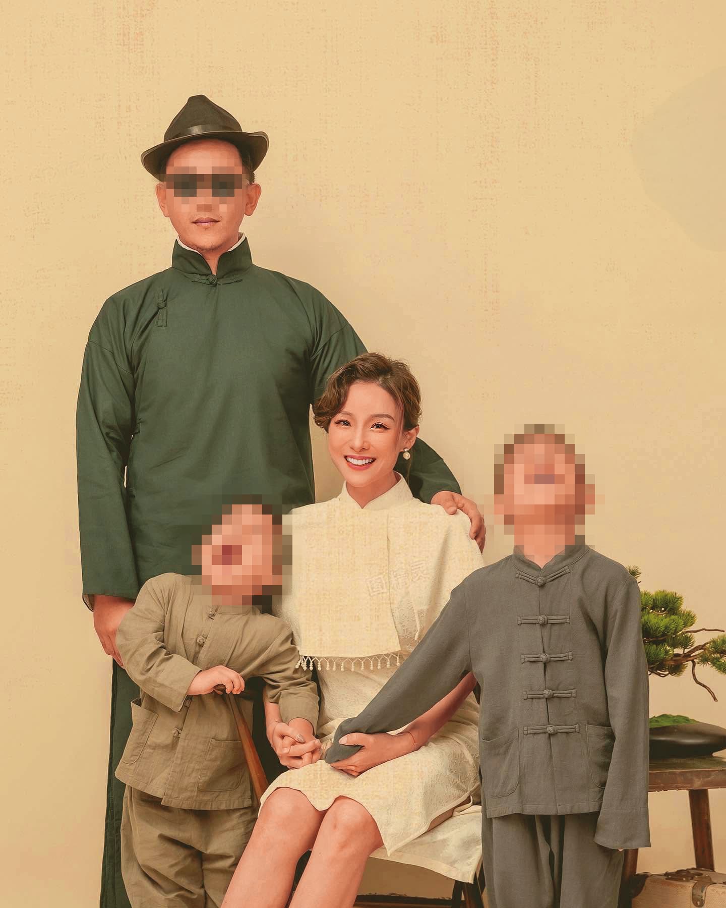 張宇(右二)與前夫劉彥谷(左一)育有2子,一家人曾幸福合拍家庭照,但婚姻持續6年告終。(翻攝自張宇臉書)