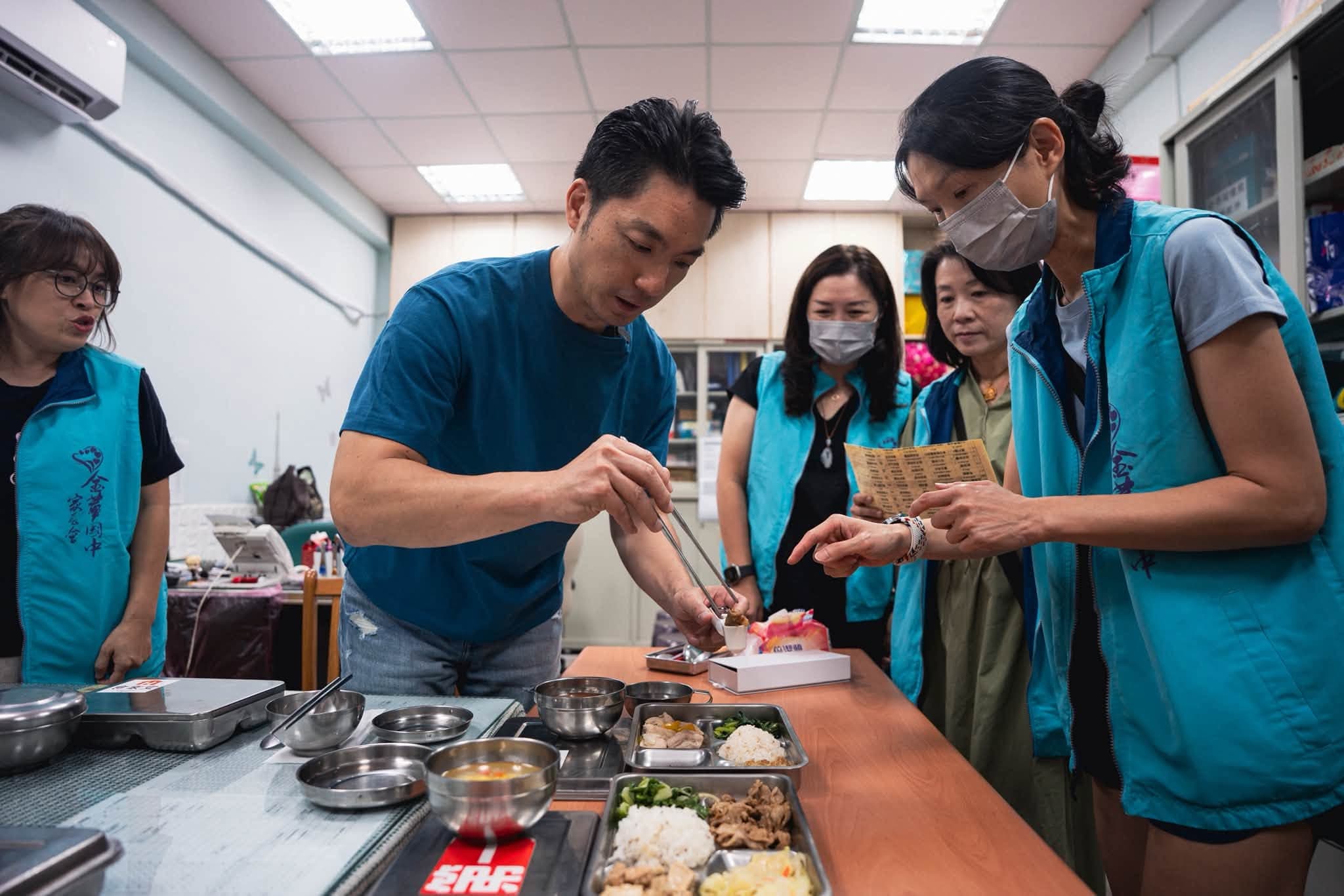 蔣萬安日前赴金華國中視察,並使用電子鹽度計測試午餐鹹度。(翻攝蔣萬安臉書)