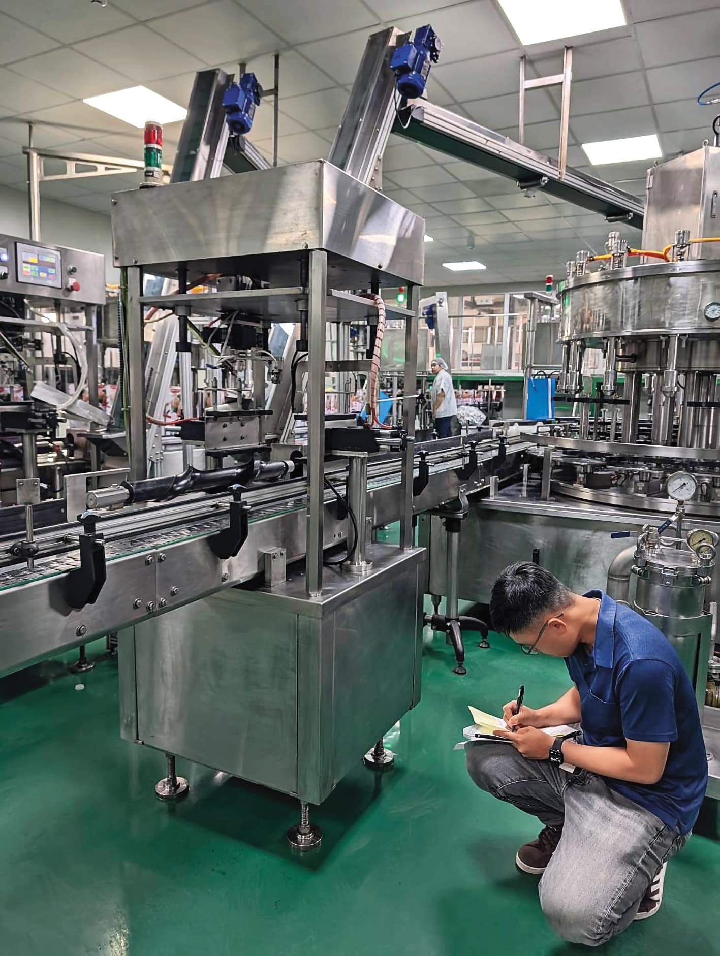 檢察官查扣福壽油廠的機具設備。(中檢提供)