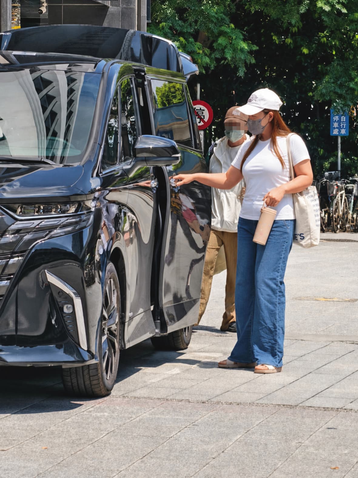 確認雙胞胎寶寶安全無虞後,謝京穎才準備上車,全程不見老公張書偉蹤影。