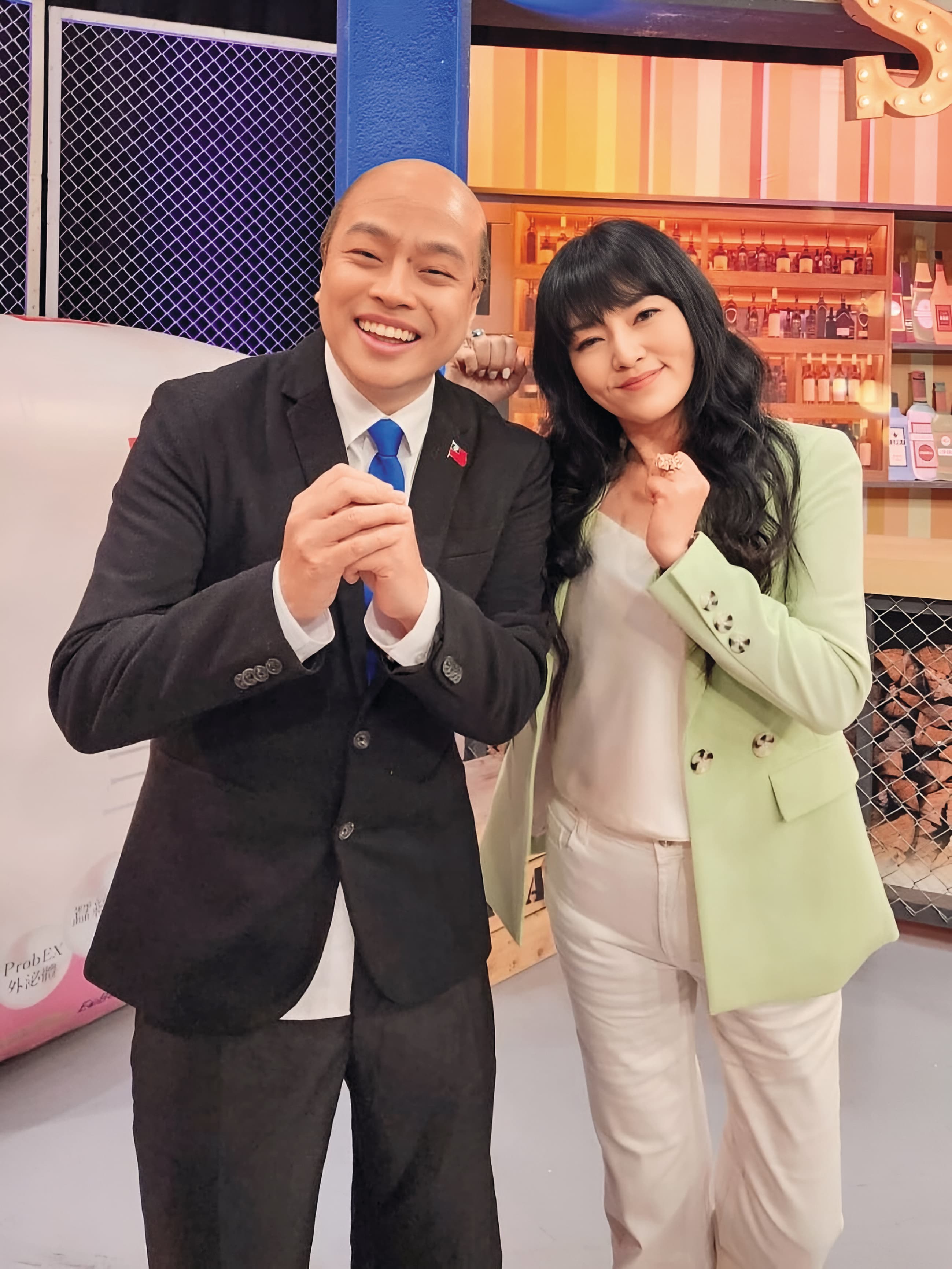 《瘋神無雙》收攤6年,卡古(左)去年上唐綺陽(右)代班主持的《11點熱吵店》節目錄影。(翻攝自卡古 章瑞麟IG)