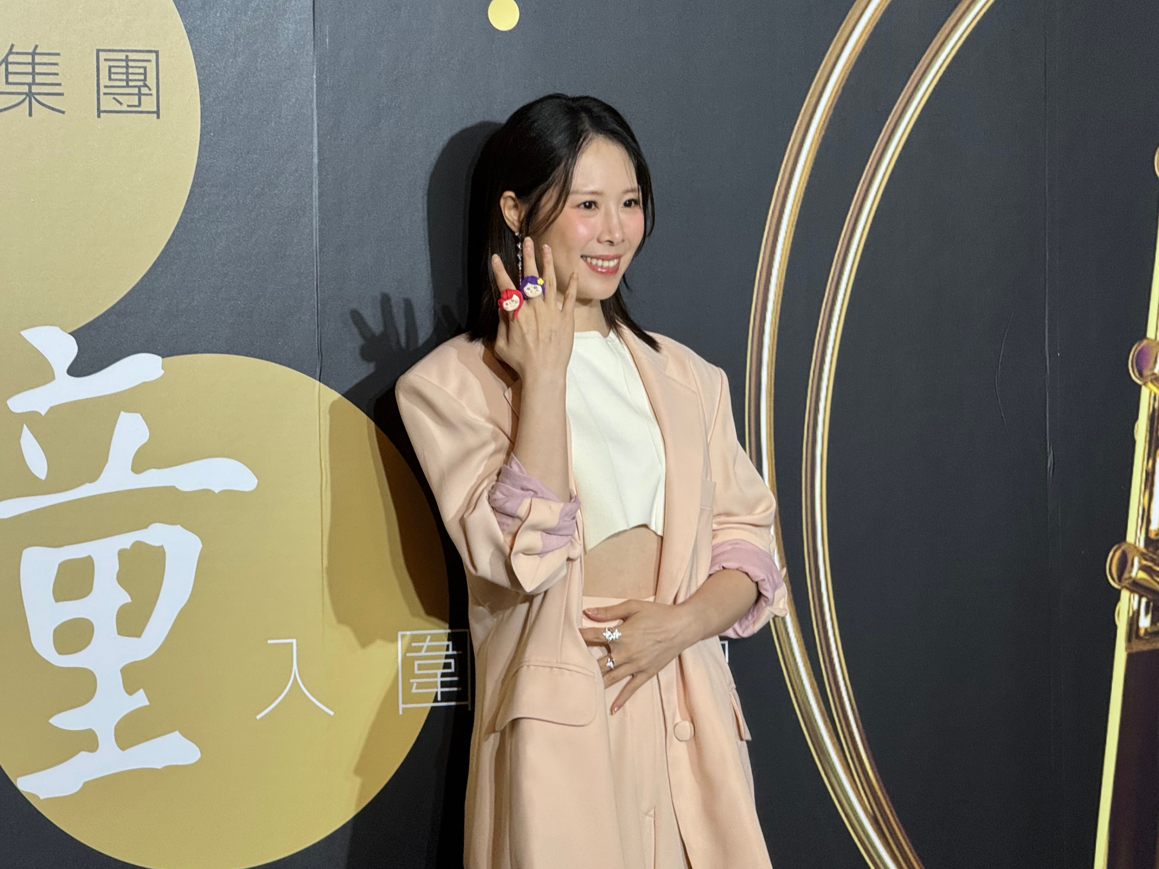 蔡亘晏帶著女兒做給他的戒指當幸運物。