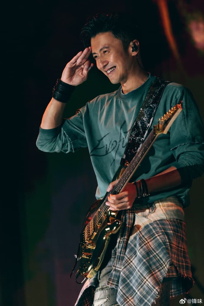 謝霆鋒雖然在王菲生日當天有演唱會演出，但仍隔空喊了3句「生日快樂」。（鋒味微博）