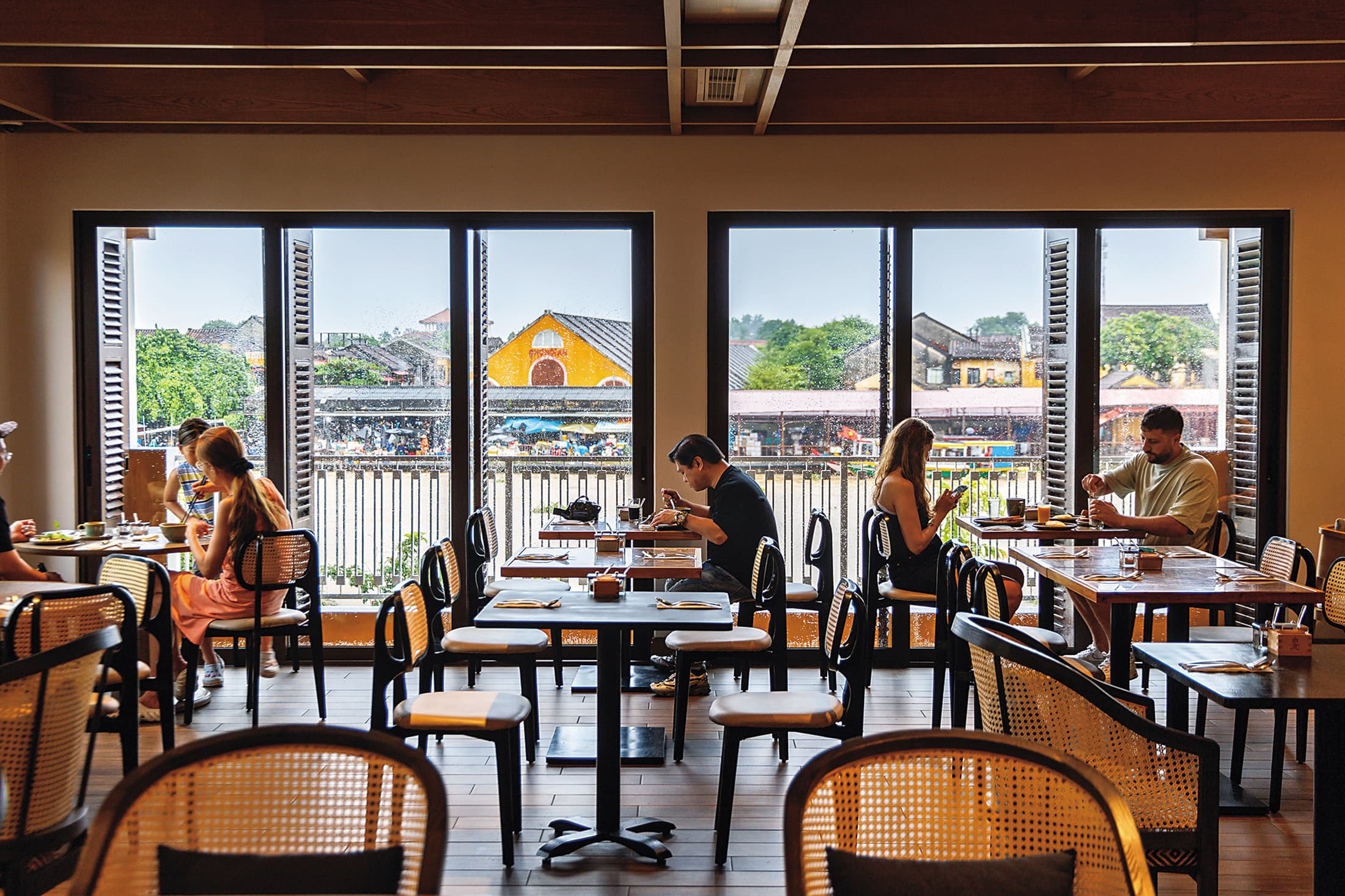 「Bistro Julienne」餐廳緊鄰河岸,吃早餐時可邊欣賞河景,邊遠望對岸熱鬧的會安市場。