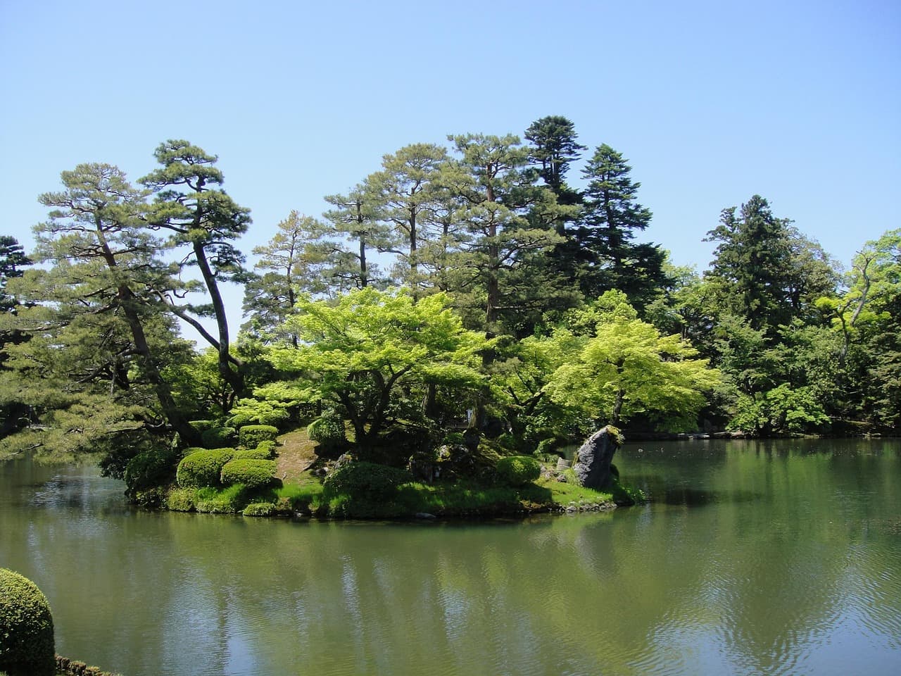 兼六園是日本三大名園之一,日式庭園造景十分幽美。(示意圖,pixabay)