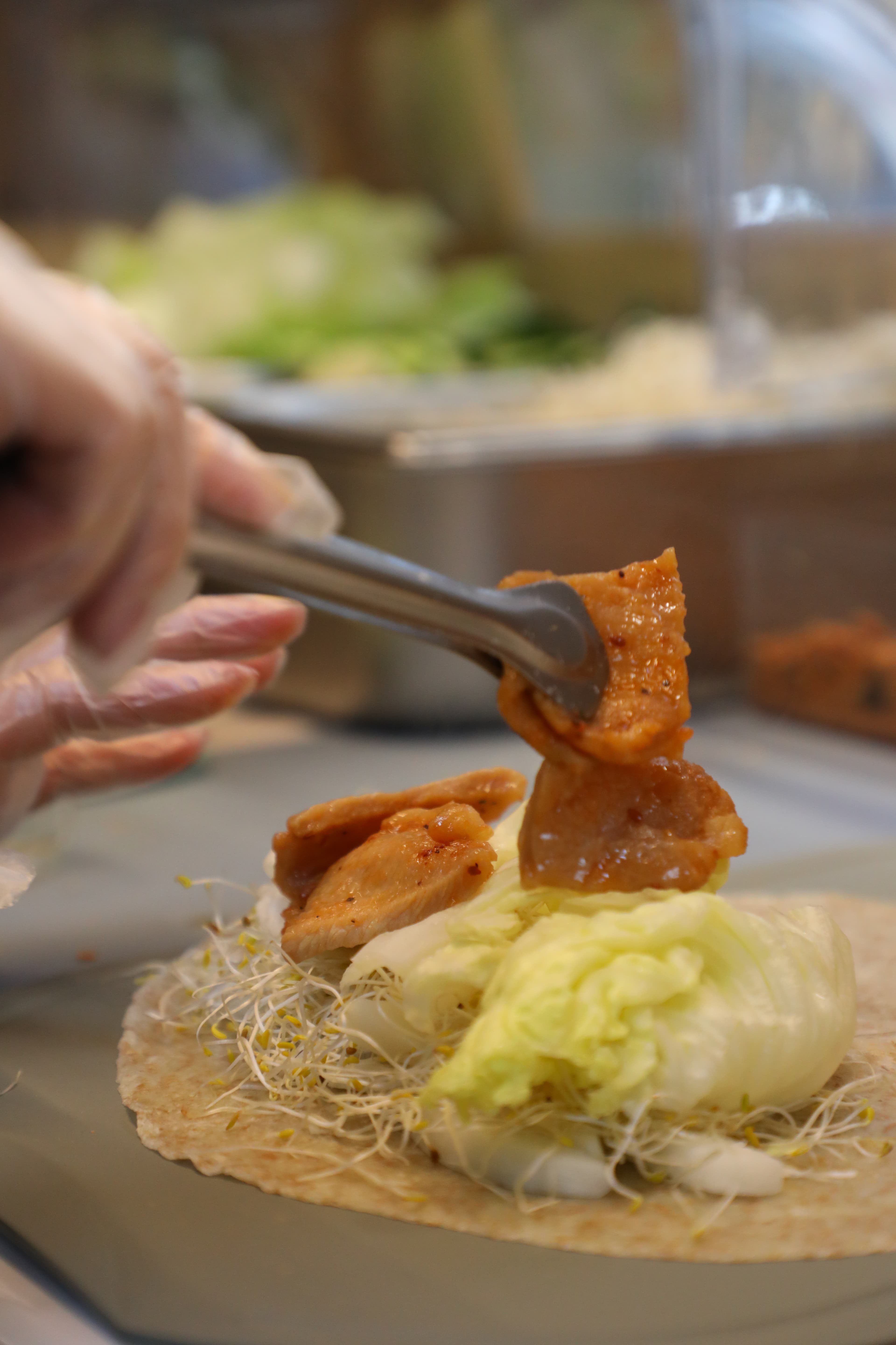 「豬里肌蔬捲」的肉片有炭香,還會淋上開胃的芥末法式油醋醬。(110元/份)
