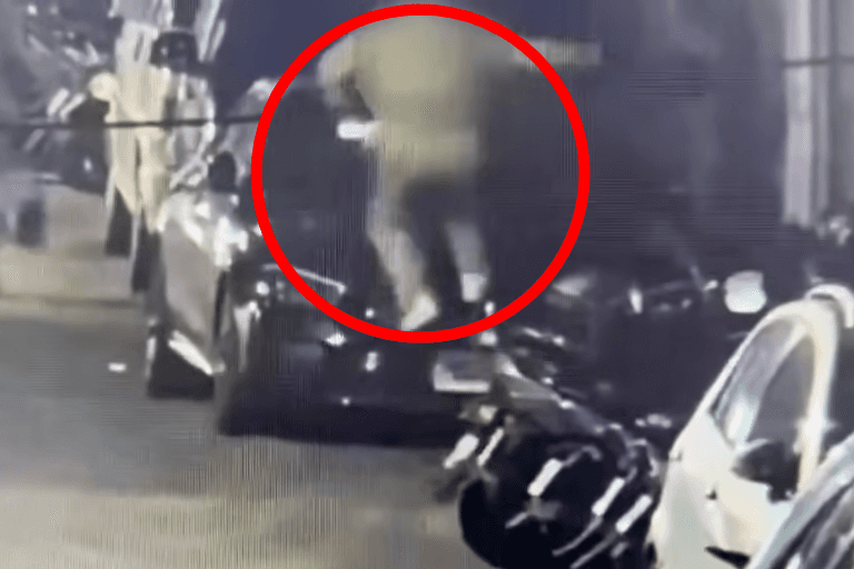 導演柯一正毀損停在自家車庫前的車輛，過程全被監視器錄下。（翻攝畫面）