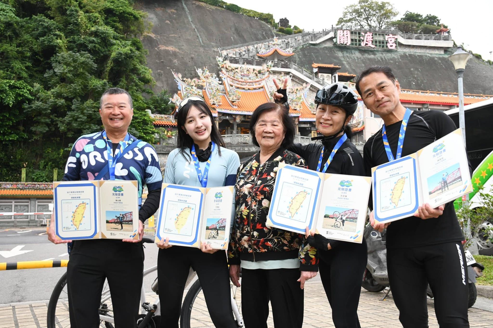 方文琳去年底和全家人一起騎自行環島。(翻攝臉書)