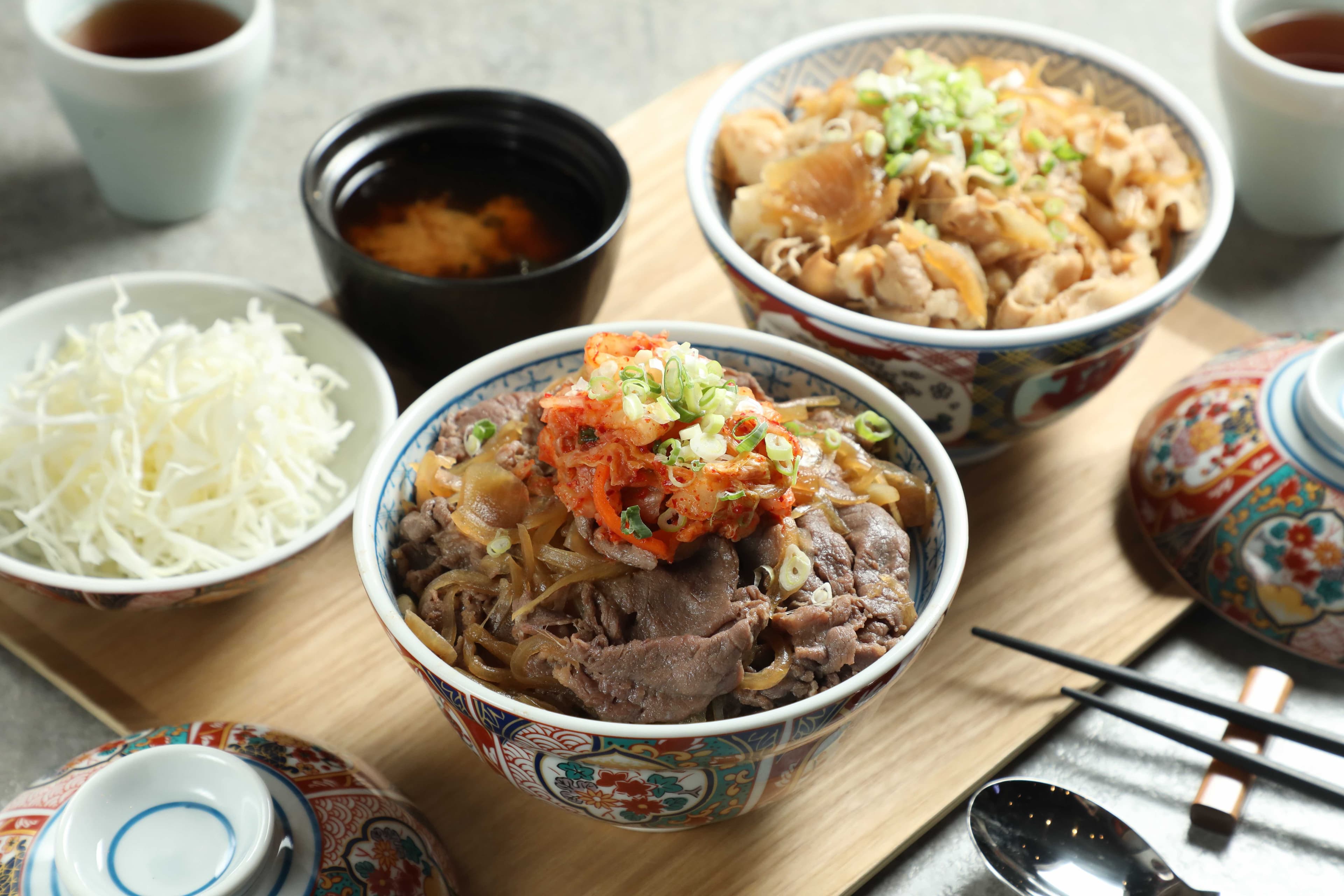 除了和牛料理,店內也供應「辛奇和牛牛肉丼」(前,260元/份)與「招牌豬肉丼」(後,180元/份)提供更多元的肉類選擇。