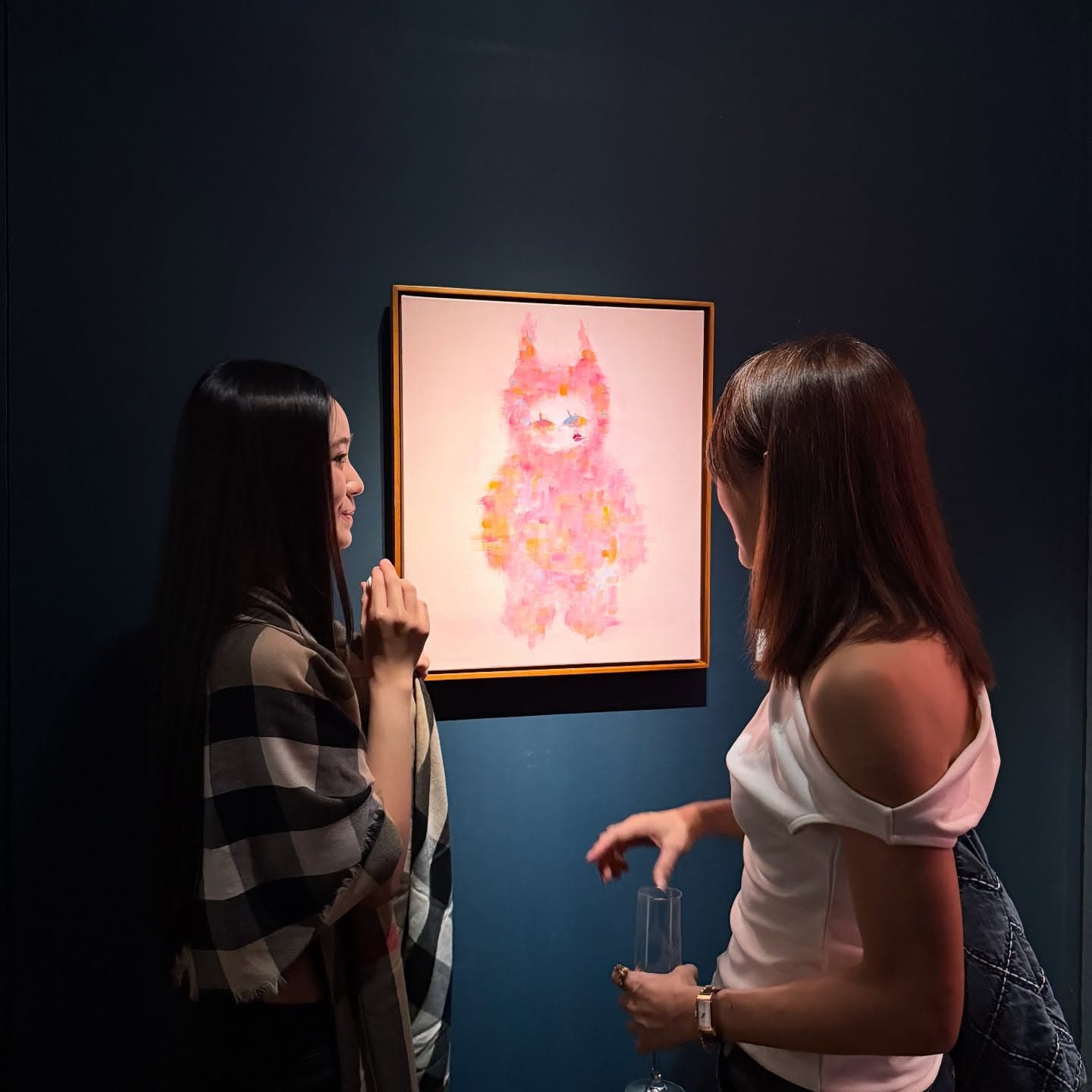 Lily向賈永婕介紹畫作,網友直呼2人好像姐妹。(翻攝賈永婕臉書)