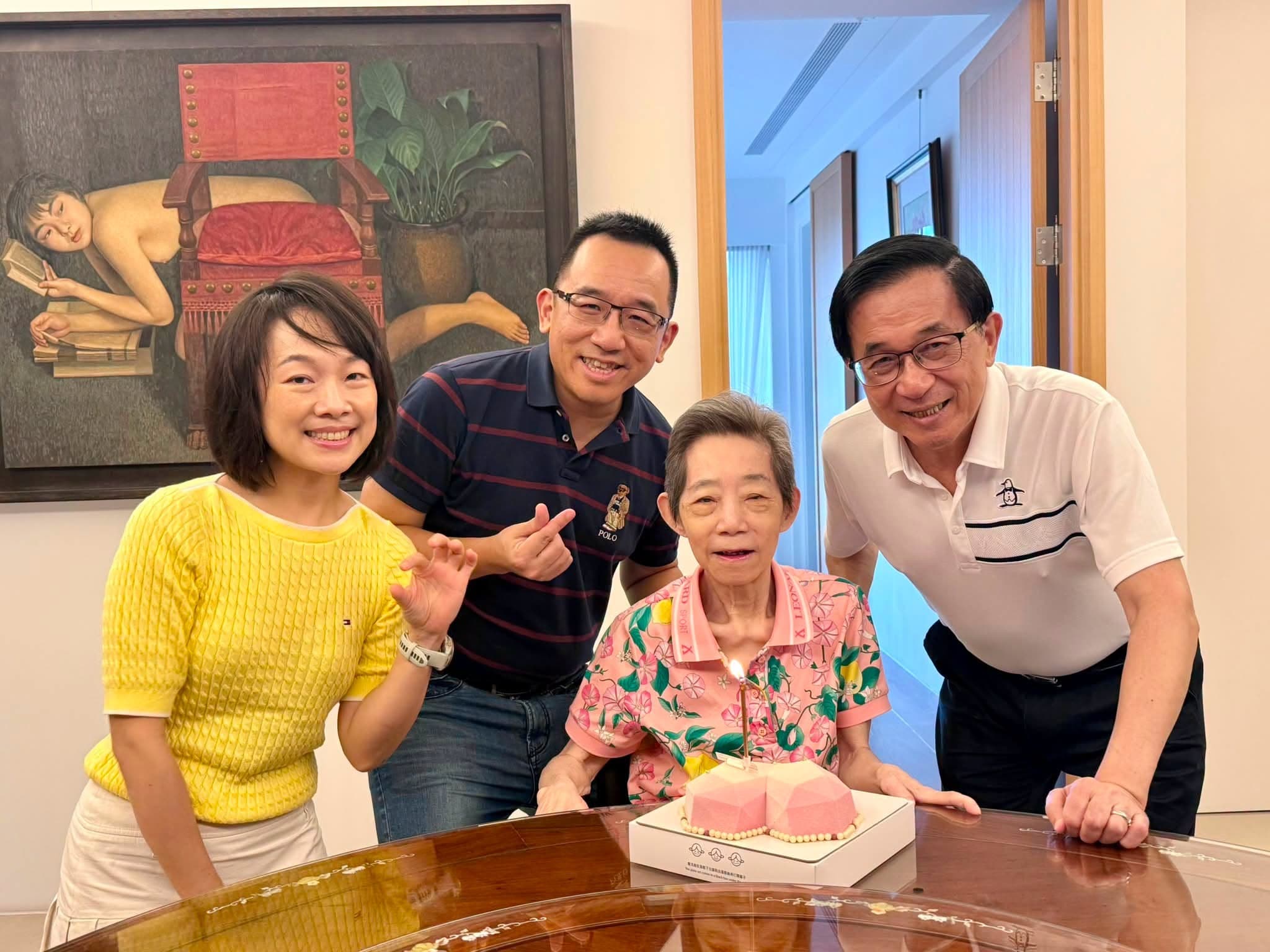 黃睿靚(左)和陳致中(左二)歷經司法及牢獄風波,婚姻一路走到今日,兩人曾與陳水扁和吳淑珍合照。(翻攝陳水扁臉書)
