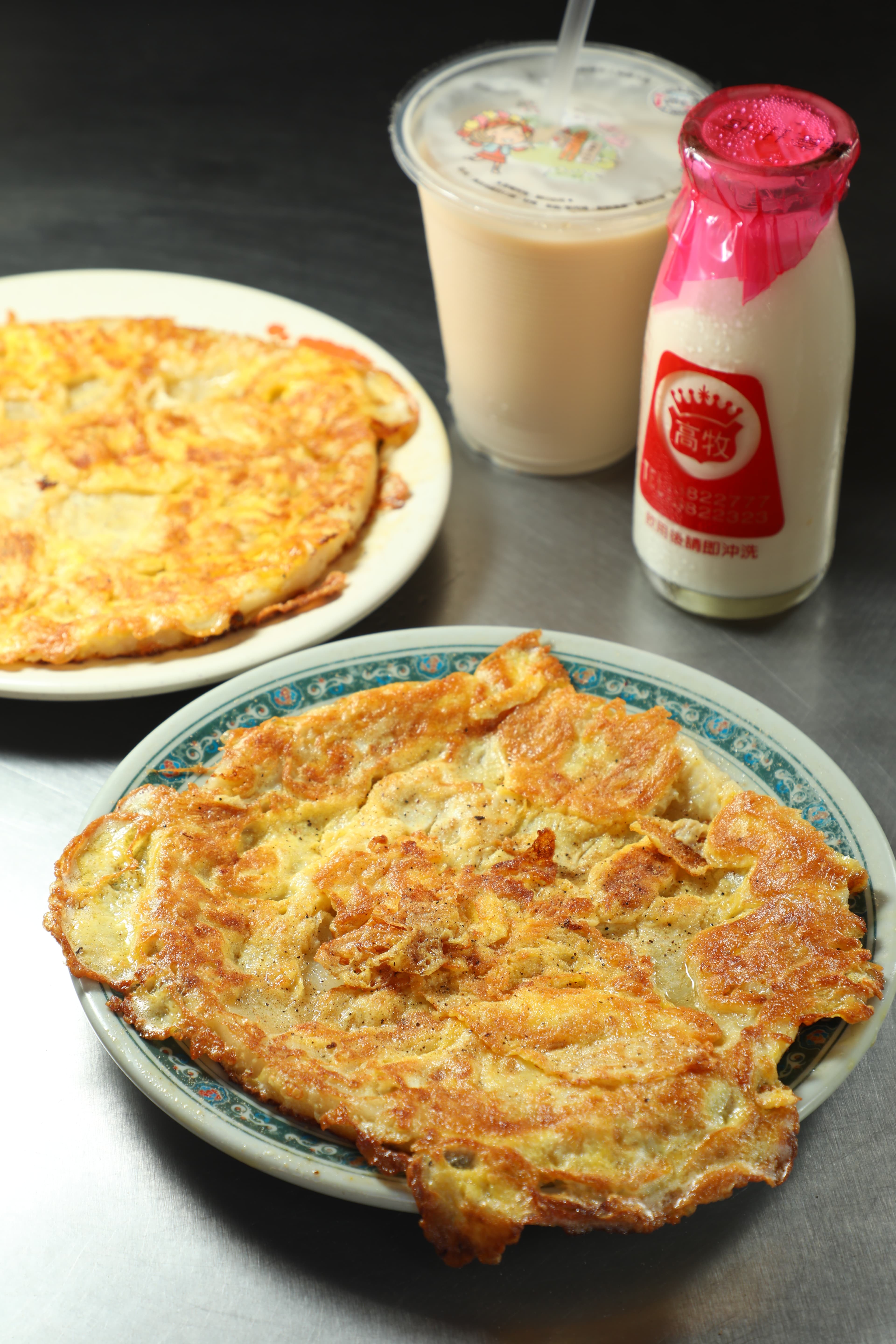 用自調粉漿製作的「原味蛋餅」(前,25元/份)只能平日供應;飲料也很用心,「咖啡牛奶」(後,30元/杯)是先以咖啡兌煮牛奶成一桶。