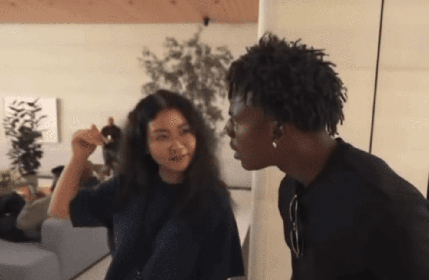 阿信遭女公關故意介紹來自中國。(翻攝自YT「IShowSpeed」)