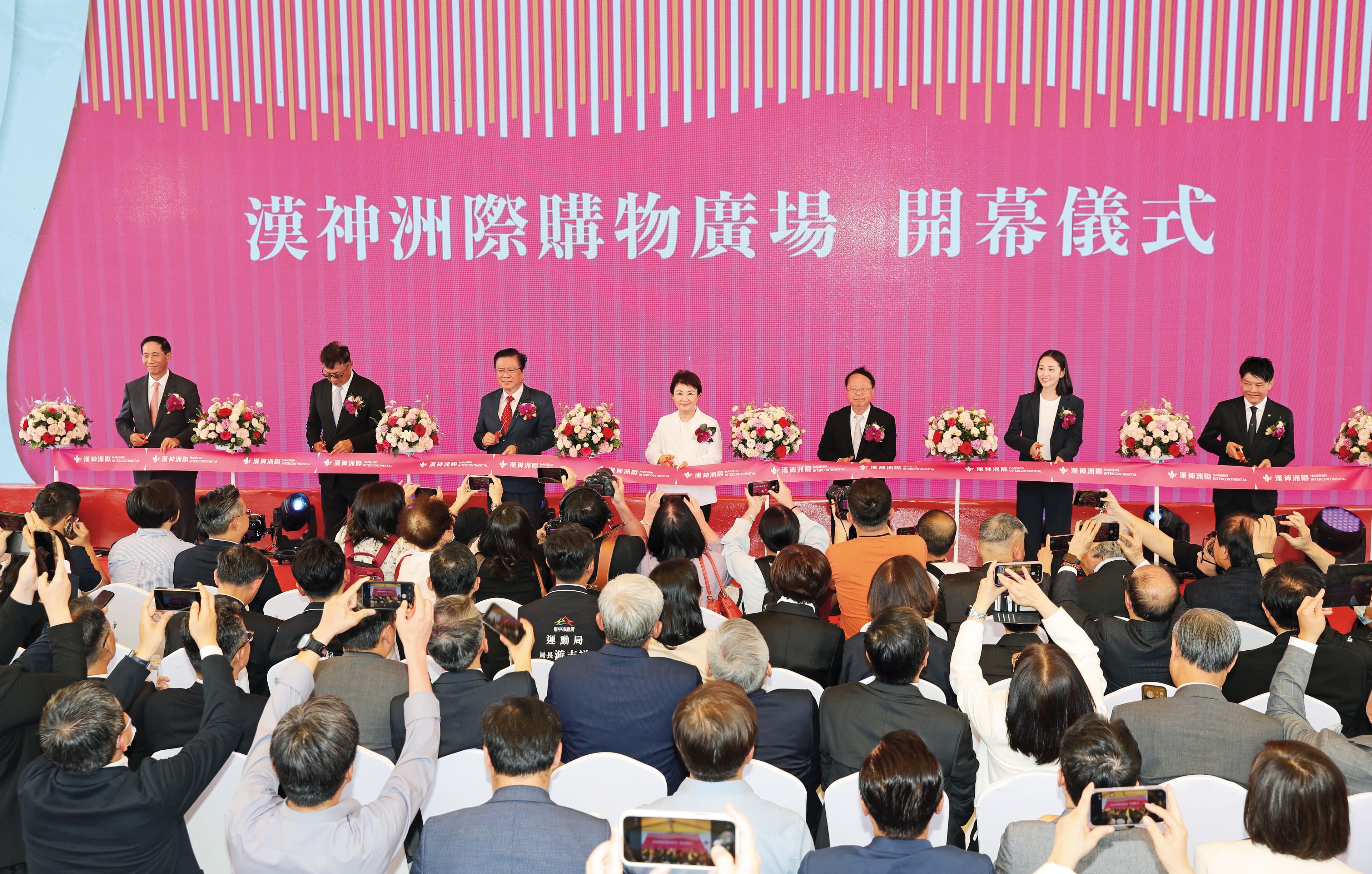 國揚集團創辦人侯西峰表示,台中漢神洲際購物廣場是第三代旗艦店,未來以年營收200億元為目標,看齊百貨雙雄。