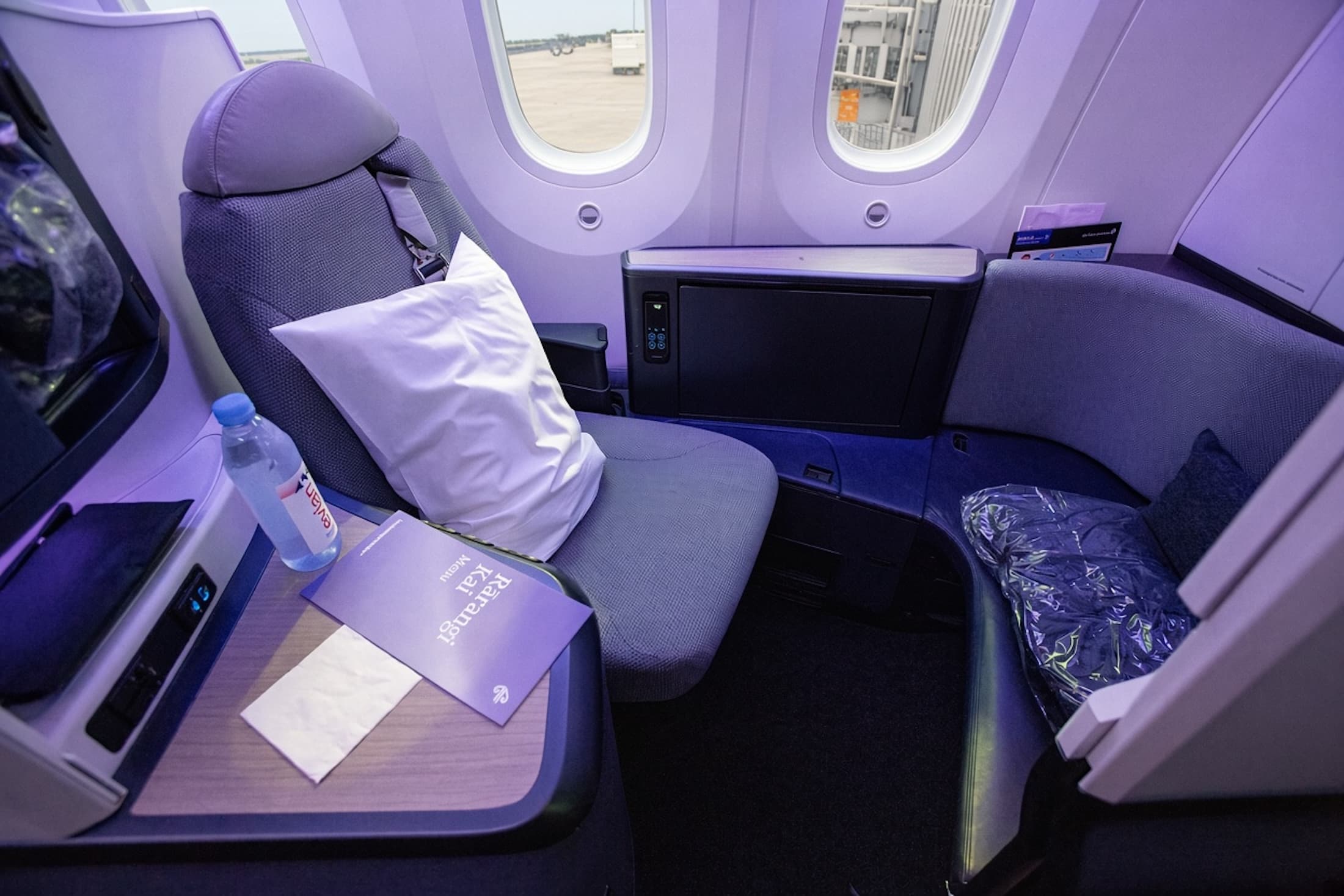 Business Premier Luxe位於商務艙首排,配置4個座位,擁有更寬敞空間、隱私門與大型餐桌,適合雙人同行旅客。