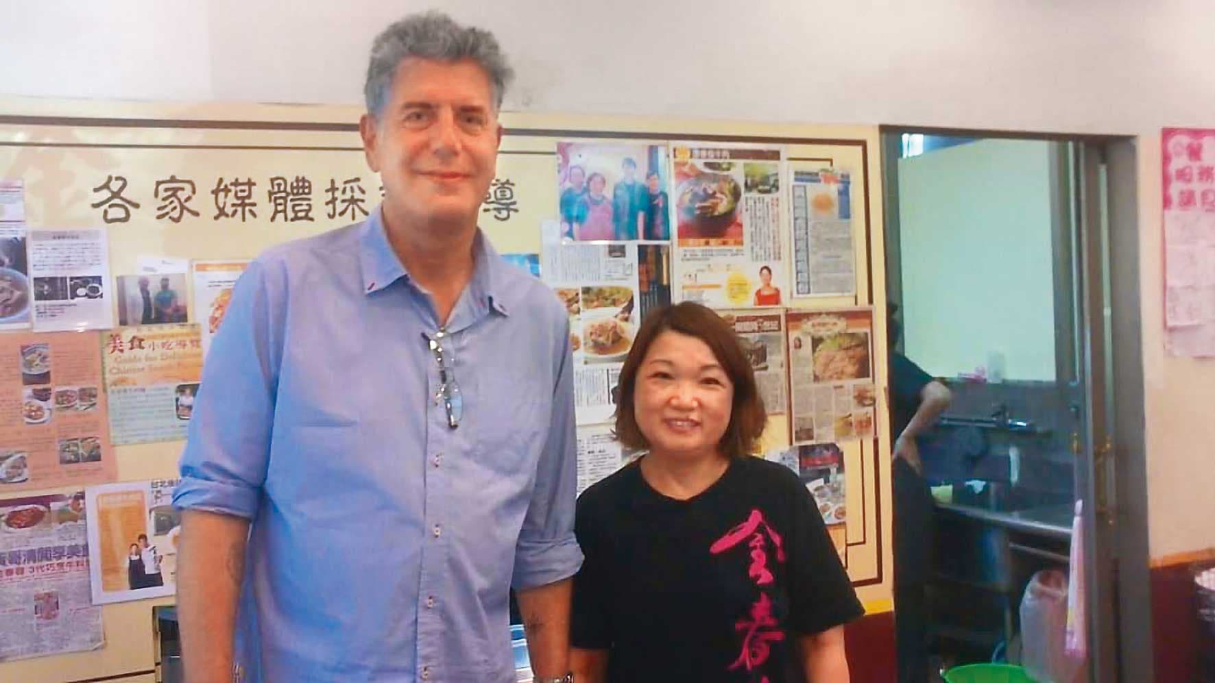 百年來,無數名人成為金春發座上賓。連世界名廚安東尼‧波登(左),都讚賞不已。(翻攝自金春發牛肉百年老店天水路總店臉書粉專)