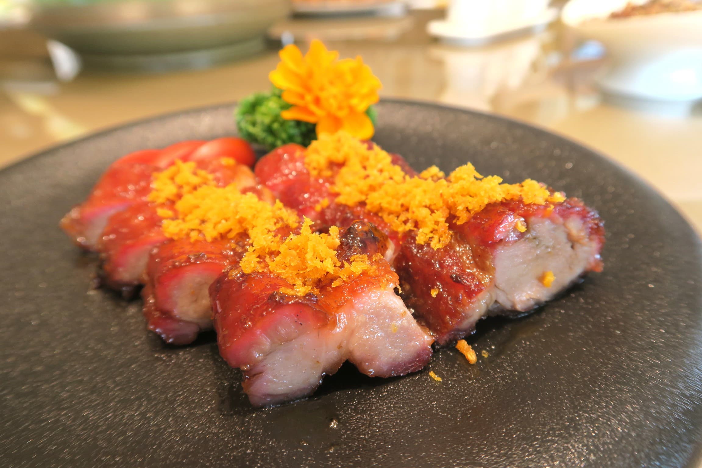每桌必點的招牌菜「金蒜黑豚叉燒」,很考驗師傅選肉、醃醬比例、燒烤的火候功夫。