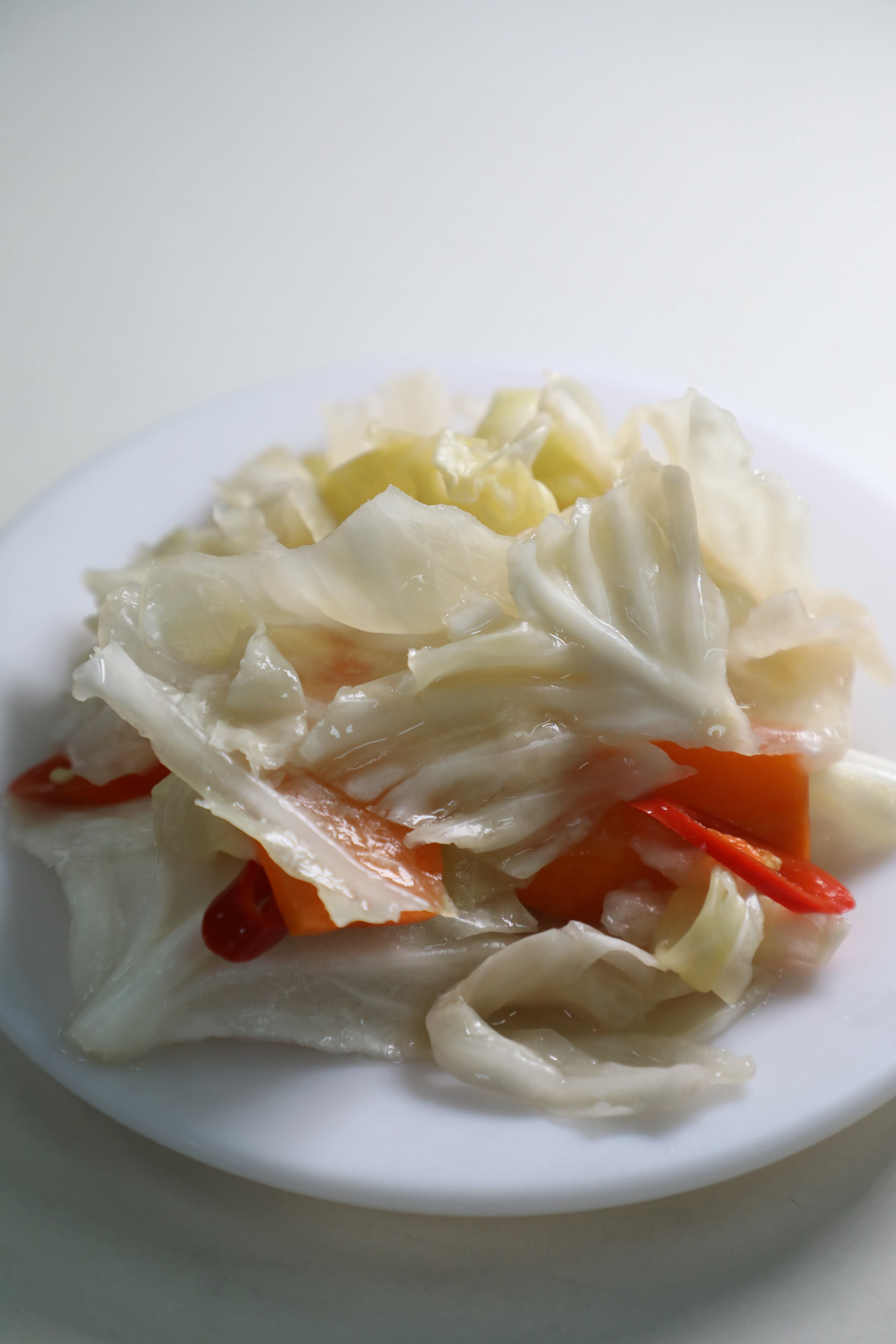 「台式泡菜」是老王記的人氣配角,脆口酸香,去晚了泡菜桶就見底吃不到 了。(40元/份)