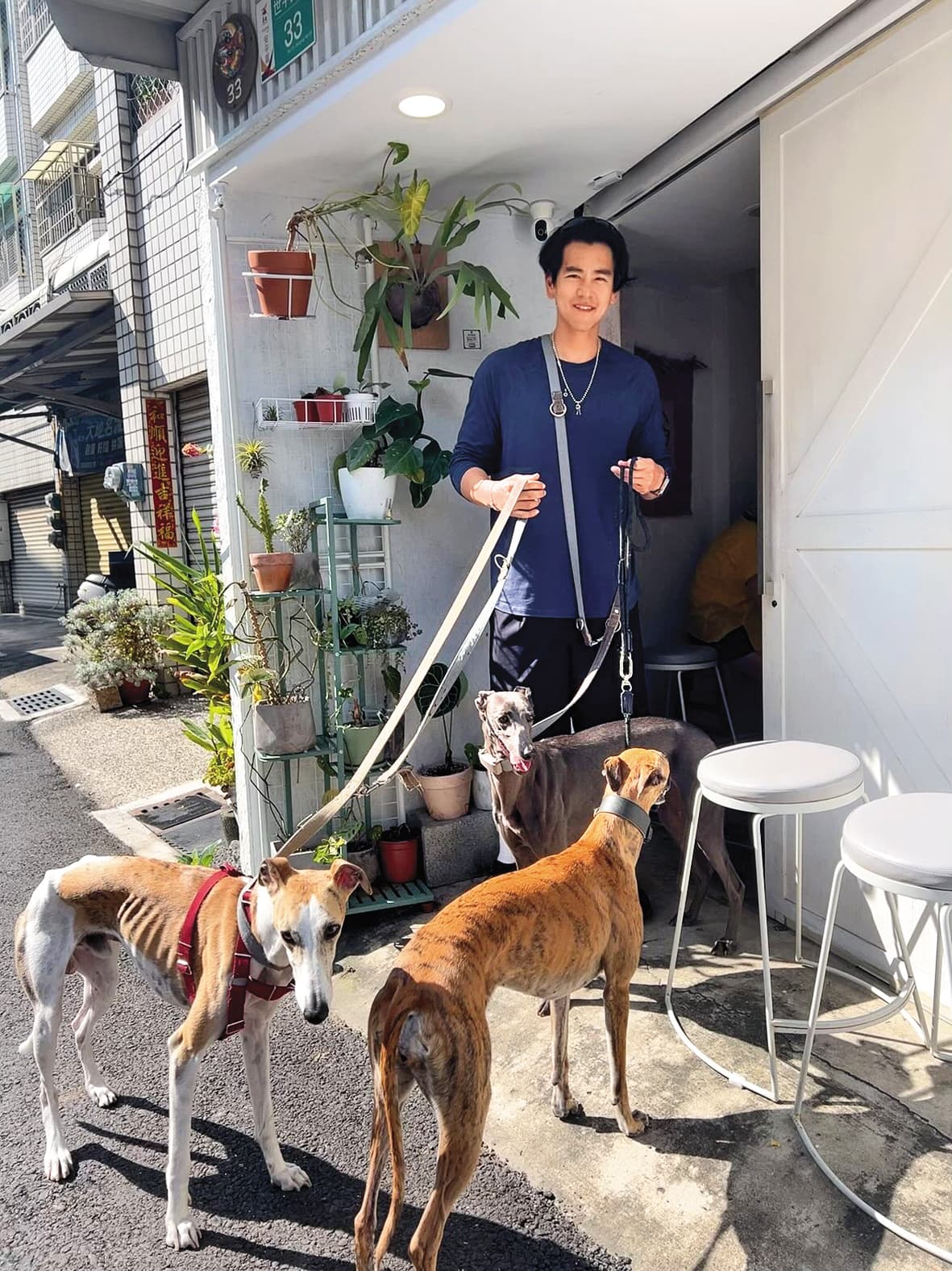 沒工作時,彭于晏會帶著愛犬散步、旅遊,連去到台南安平玩也被粉絲捕獲。(翻攝自shetoldcoffeebar Threads)