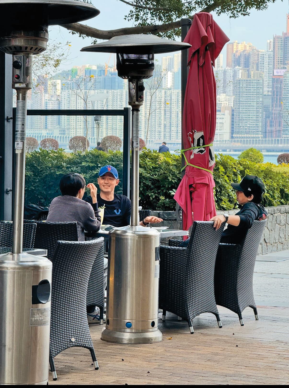 霍建華(中)抵港頻頻和朋友相約商談,有說有笑。(翻攝自小紅書)