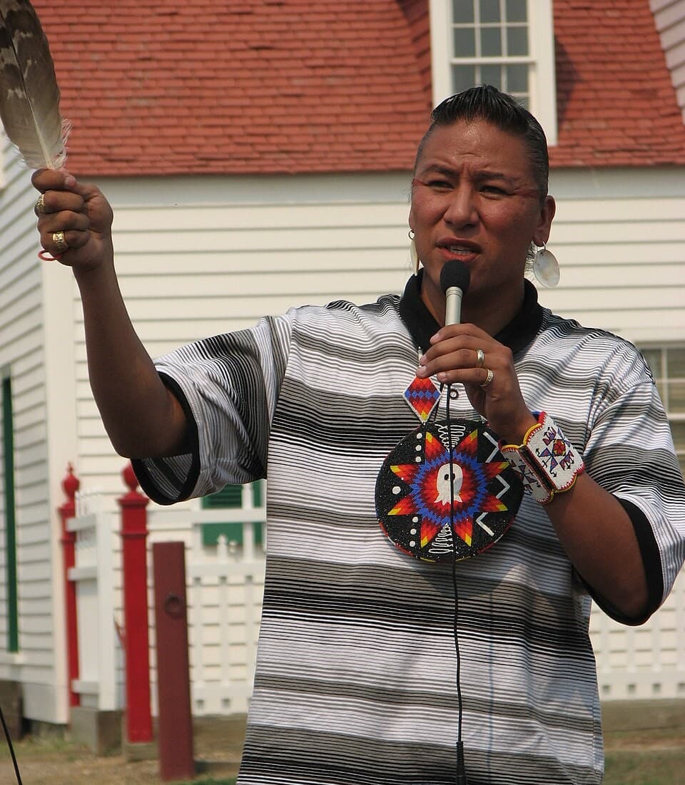 曾演出《與狼共舞》的好萊塢男星內森(Nathan Chasing Horse),假借巫師身分創立邪教性侵少女20年,2023年遭美警逮捕。(網路圖片)