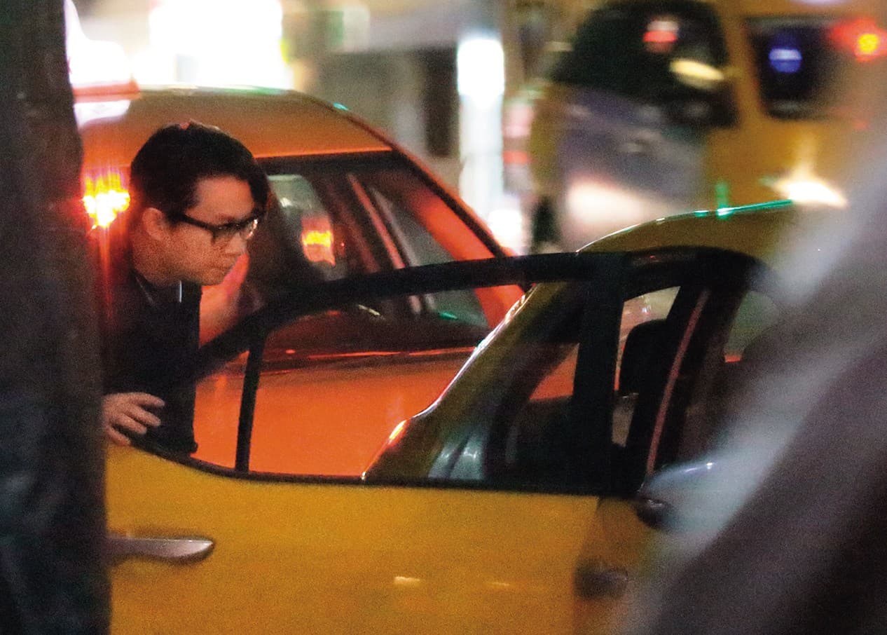12/27 02:30 與友人唱完歌出來，柯汶利送朋友上計程車，道完再見就準備關車門。