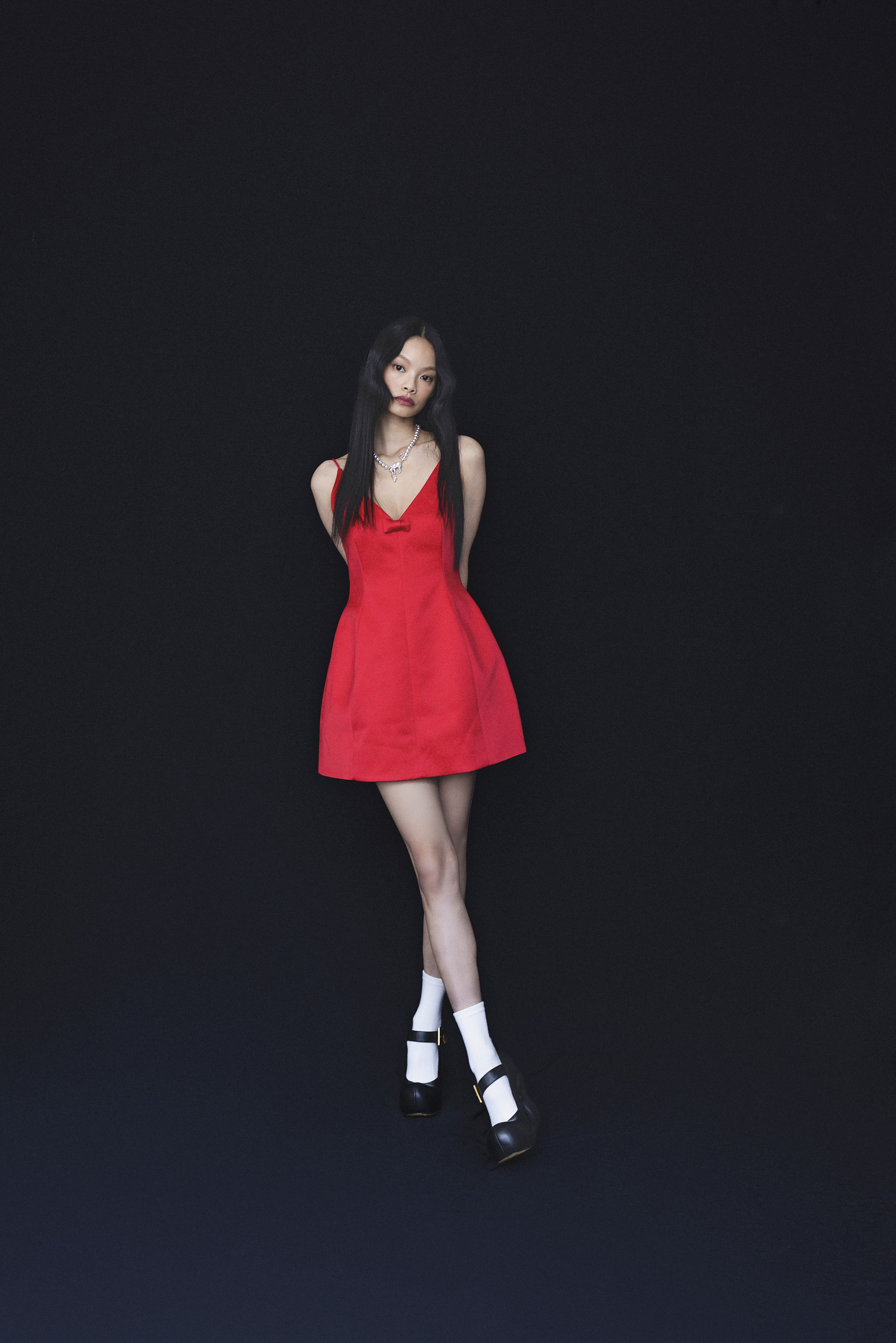 綢緞蝴蝶結洋裝 NT$17,400/The Doll高跟鞋 NT$19,000/珍珠項鍊 NT$6,600 all by Marc Jacobs(Minoshin)/白襪 私物