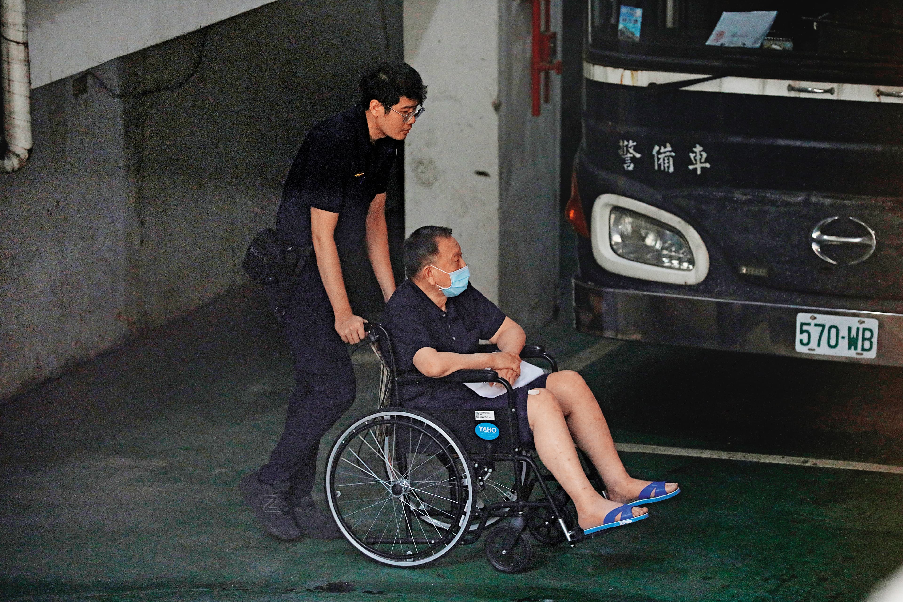 威京集團創辦人沈慶京（右）涉收賄遭收押，他稱身體不適向法院聲請具保停押。