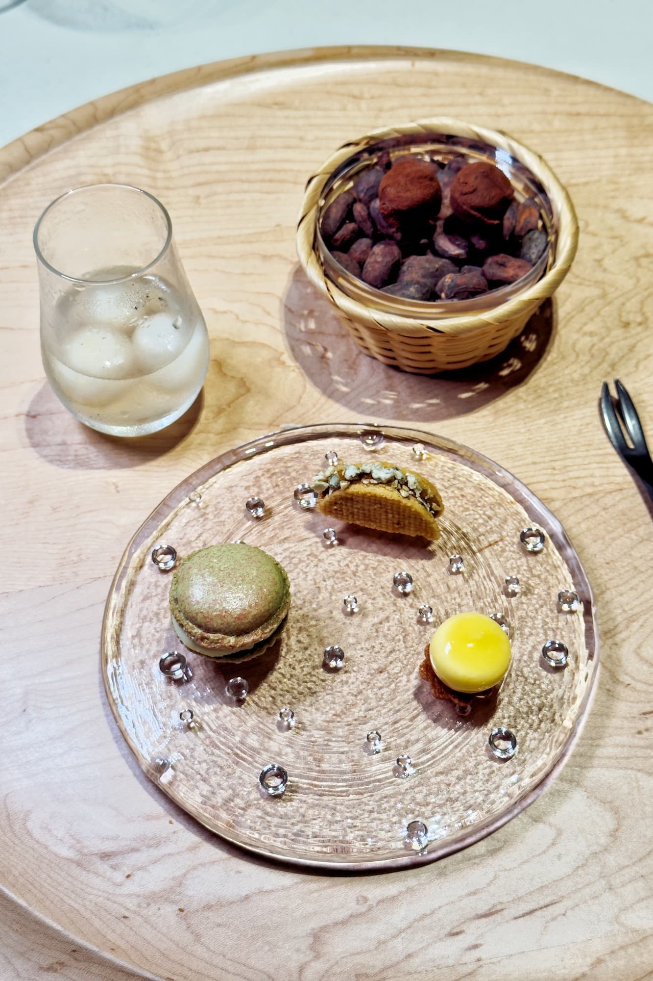 五款茶點以香草水梨、柑橘、南瓜等秋日滋味收尾,為餐宴留下細緻而溫暖的餘韻。