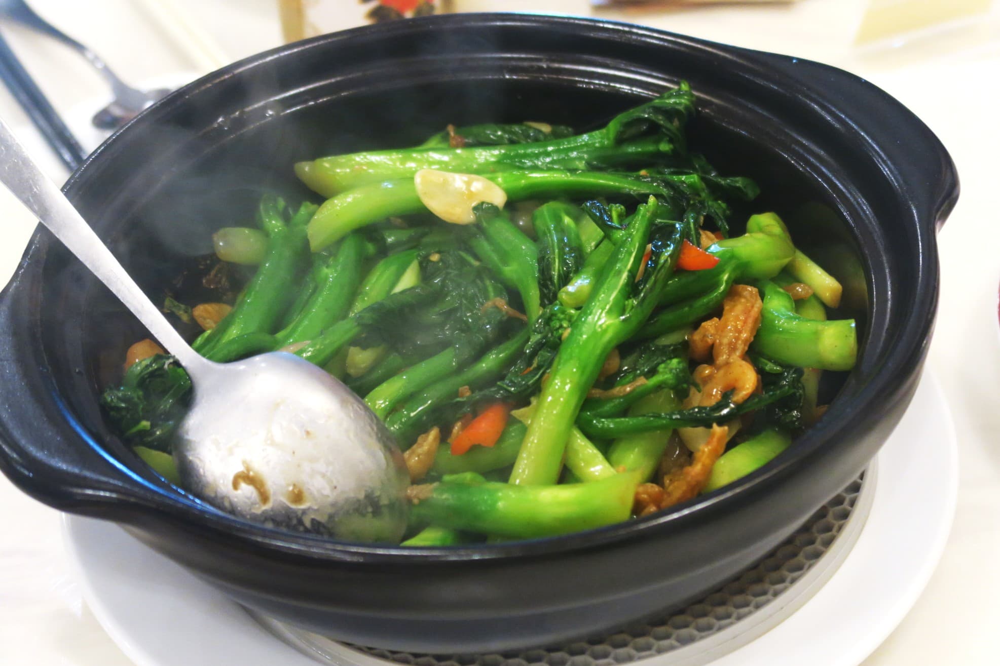 加了馬拉盞提味的芥蘭煲,讓蔬菜變得有滋有味。(港幣126元/份,約NT$511)