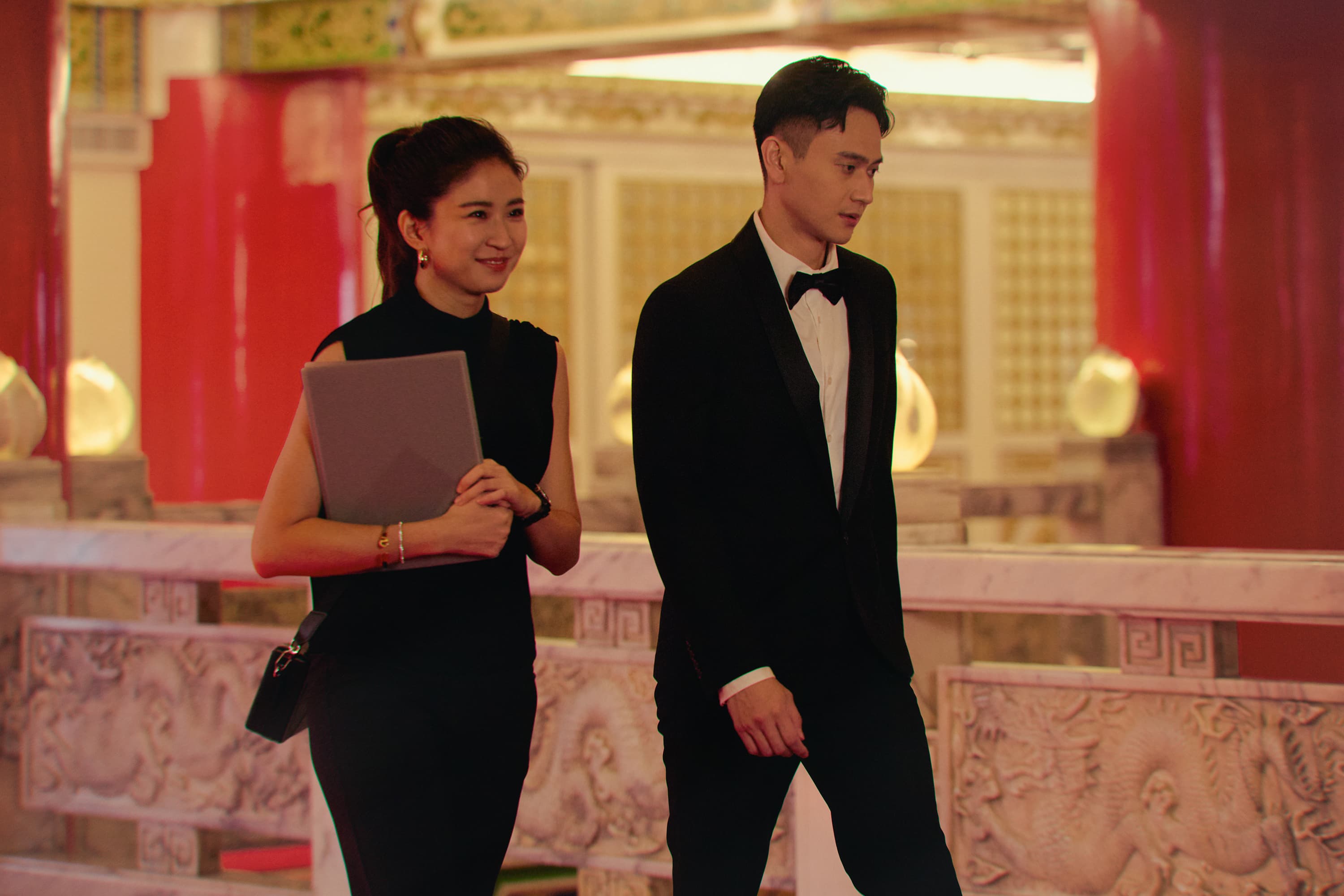 9m88(左)在《雙囍》中飾演婚禮顧問,陪伴新郎劉冠廷(右)面對各種出其不意的狀況發展。(水花電影提供)