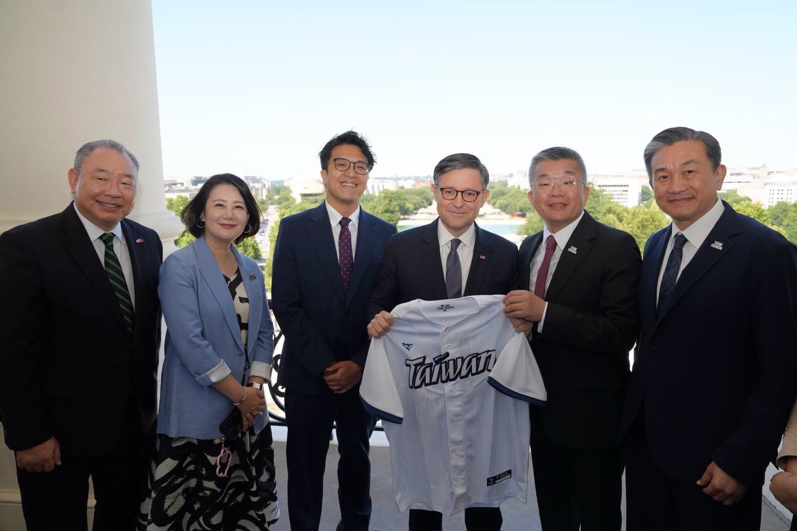民進黨團總召蔡其昌率沈伯洋等綠營立委赴美訪問,贈送「TEAM TAIWAN」球衣給眾院議長強森。(翻攝自周軒臉書)