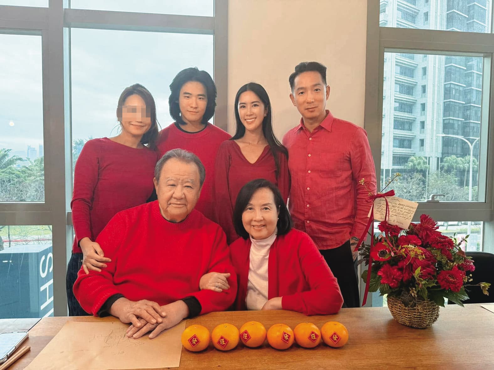 徐莉玲（前右）為先生林伯實（前左）慶生，兩個兒子都帶著伴侶出席。（翻攝自徐莉玲臉書）