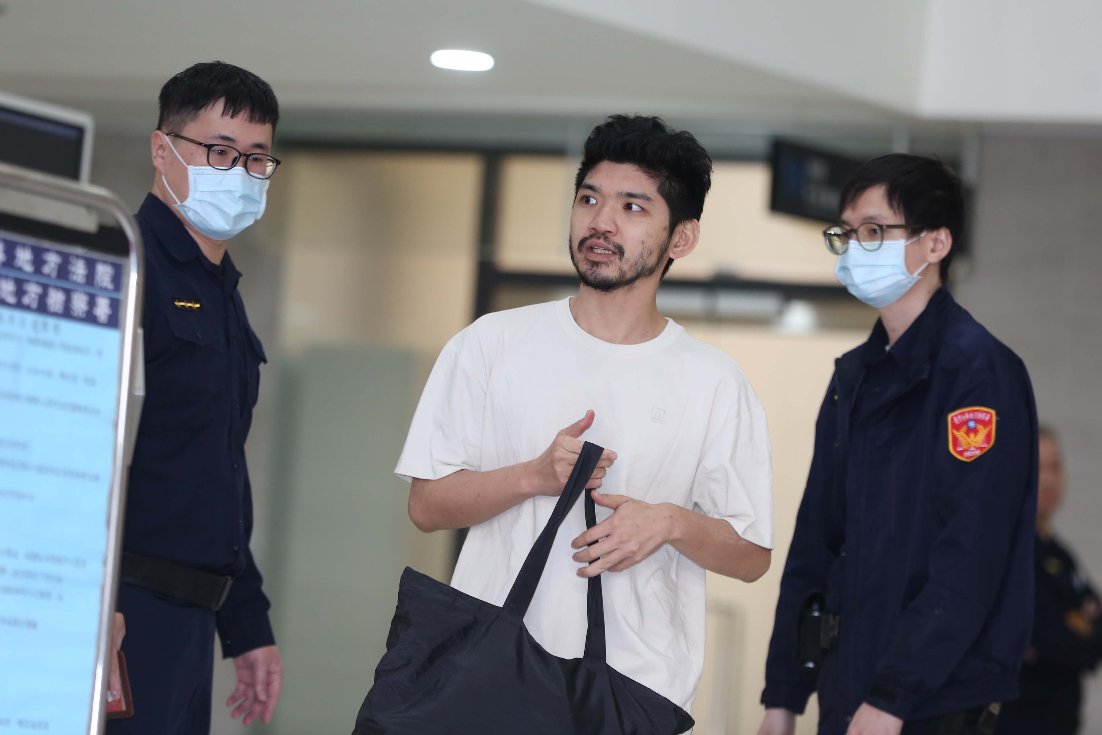 晚安小雞訊後被無保請回,離開士林地檢署。(鏡報姜永年)