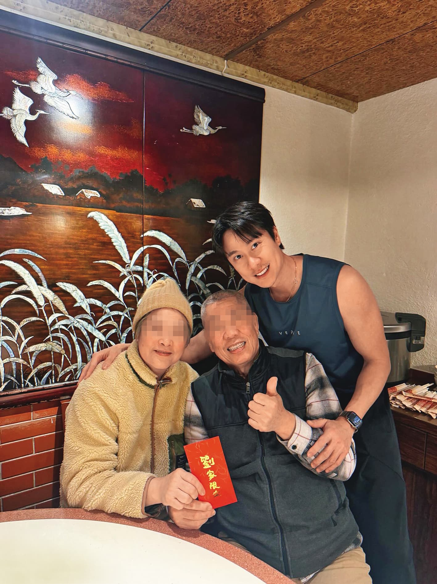 劉書宏(後)雖然愛撒嬌吵鬧,其實和父母感情很好。 (翻攝自劉書宏IG)