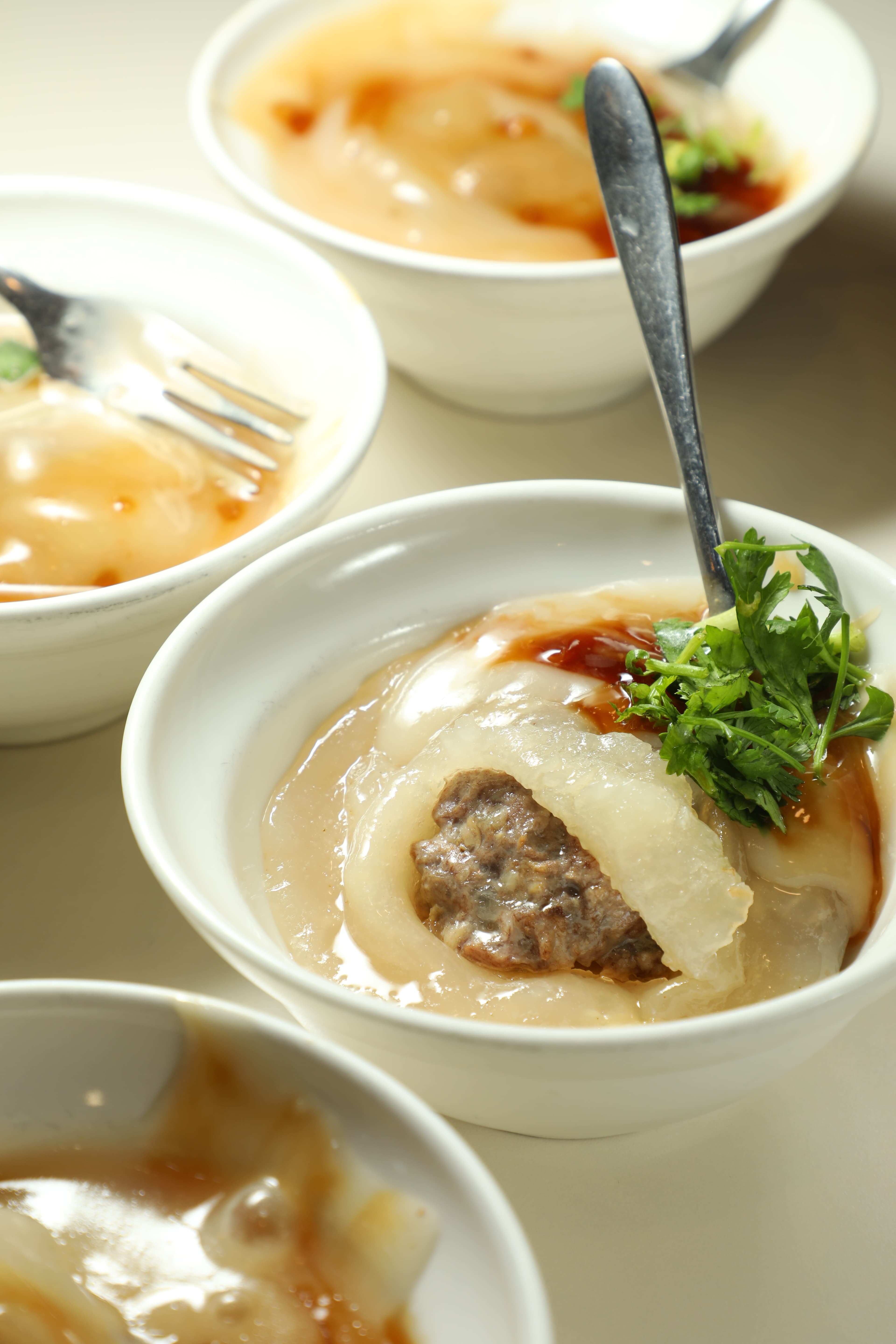 「肉圓」一份兩顆，粉皮非常Q，裡面包裹的肉丸也很有彈性。（50元／份）