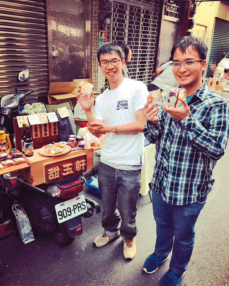 早期甜玉軒沒有店面,到處擺市集販售,還曾克難地擺在摩托車上賣。(林韡勳提供)
