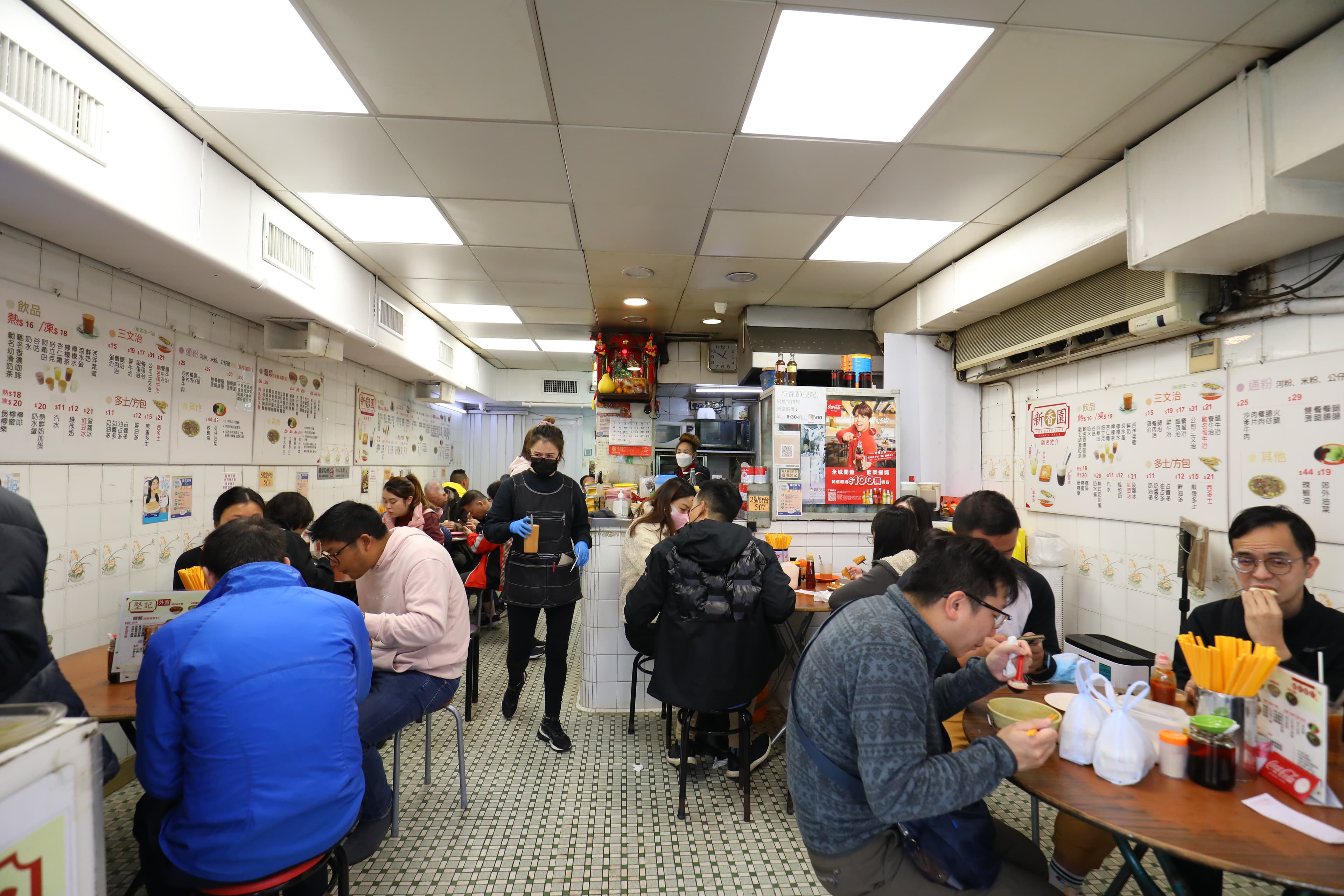 「新香園(堅記)」是在地的人氣茶餐廳,從早餐時間就人潮滿滿。