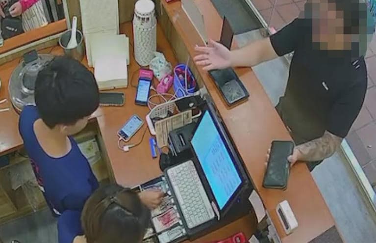 店家公布監視器畫面,部落客與店家因沒讓顧客選配菜起衝突。(翻攝臉書社團「爆料公社二社」)