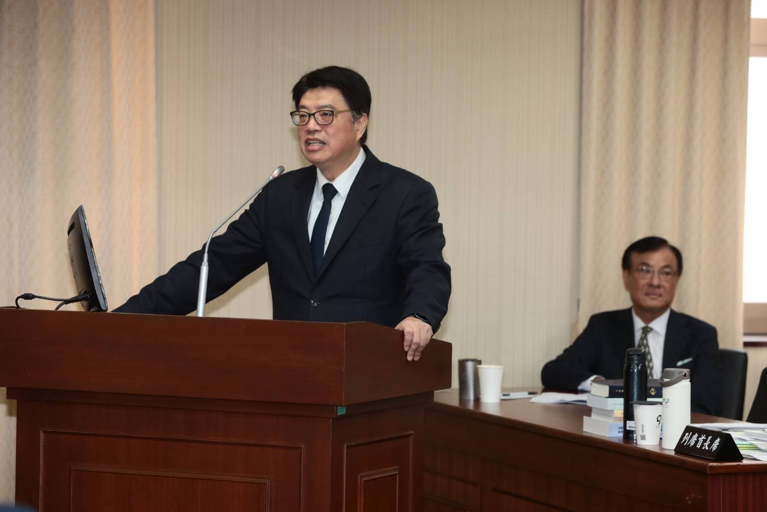 邱垂正雖上台但並未回應李貞秀的提問，若有其他人複誦他才會表明自己的立場與看法。（鏡報林煒凱）