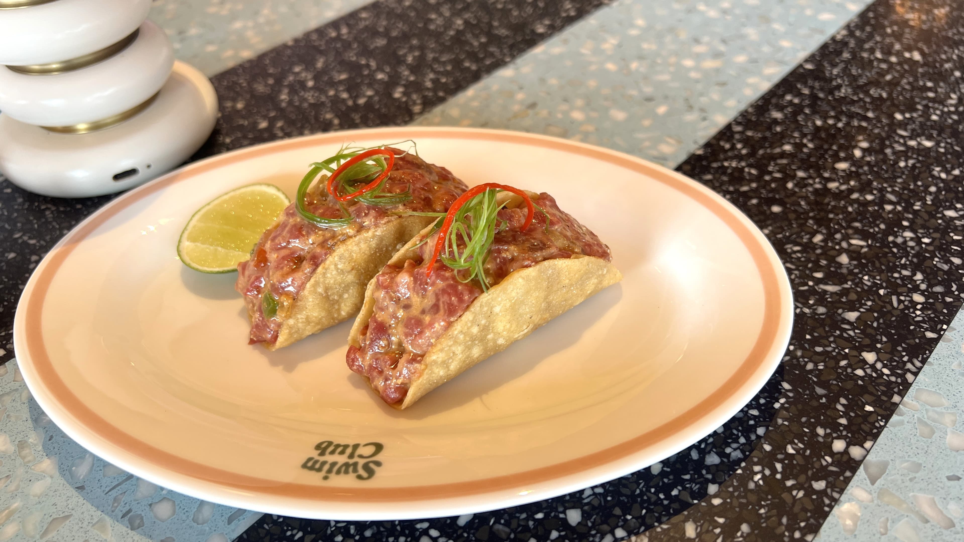 以手切和牛製作的「RAW TACOS」非常美味。(港幣188元/份,約NT$749)