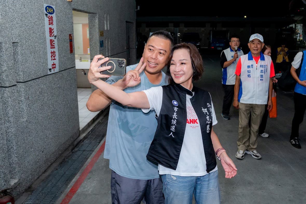 相較大型造勢,柯志恩選擇以市場掃街深入基層,透過面對面互動直接接觸攤商與市民,了解地方需求。