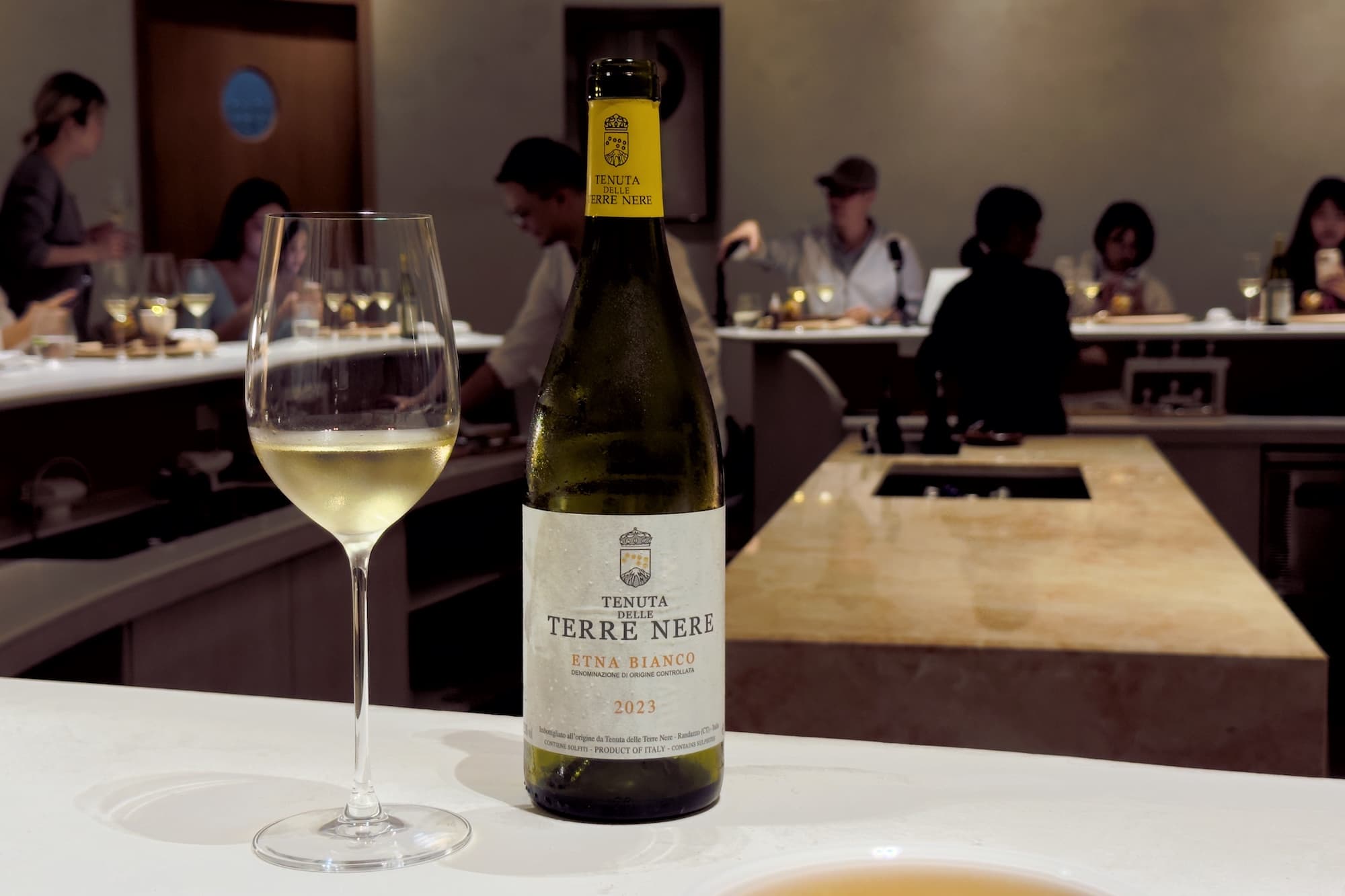 來自義大利西西里島埃特納火山產區「Tenuta delle Terre Nere Etna Bianco 2023」,帶有連皮綠蘋果般濃郁鮮明的水果香氣,同時還有種剛下完雨後,濕潤土壤散發的顯著火山礦物質感,與甲殼類海鮮及魚肉料理有很好的平衡。