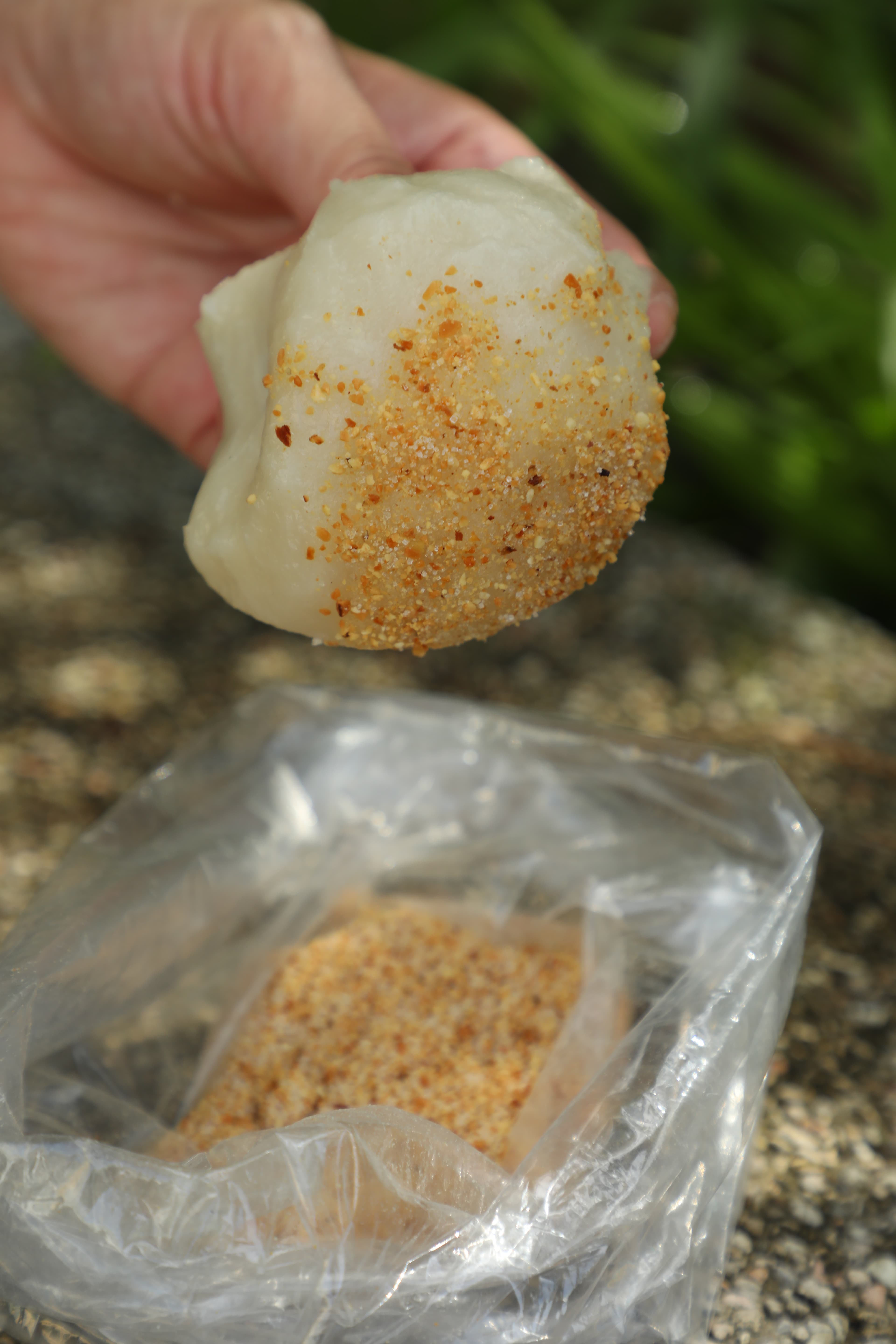 捏出一小塊麻糬沾花生粉，入口咀嚼真的滿足。