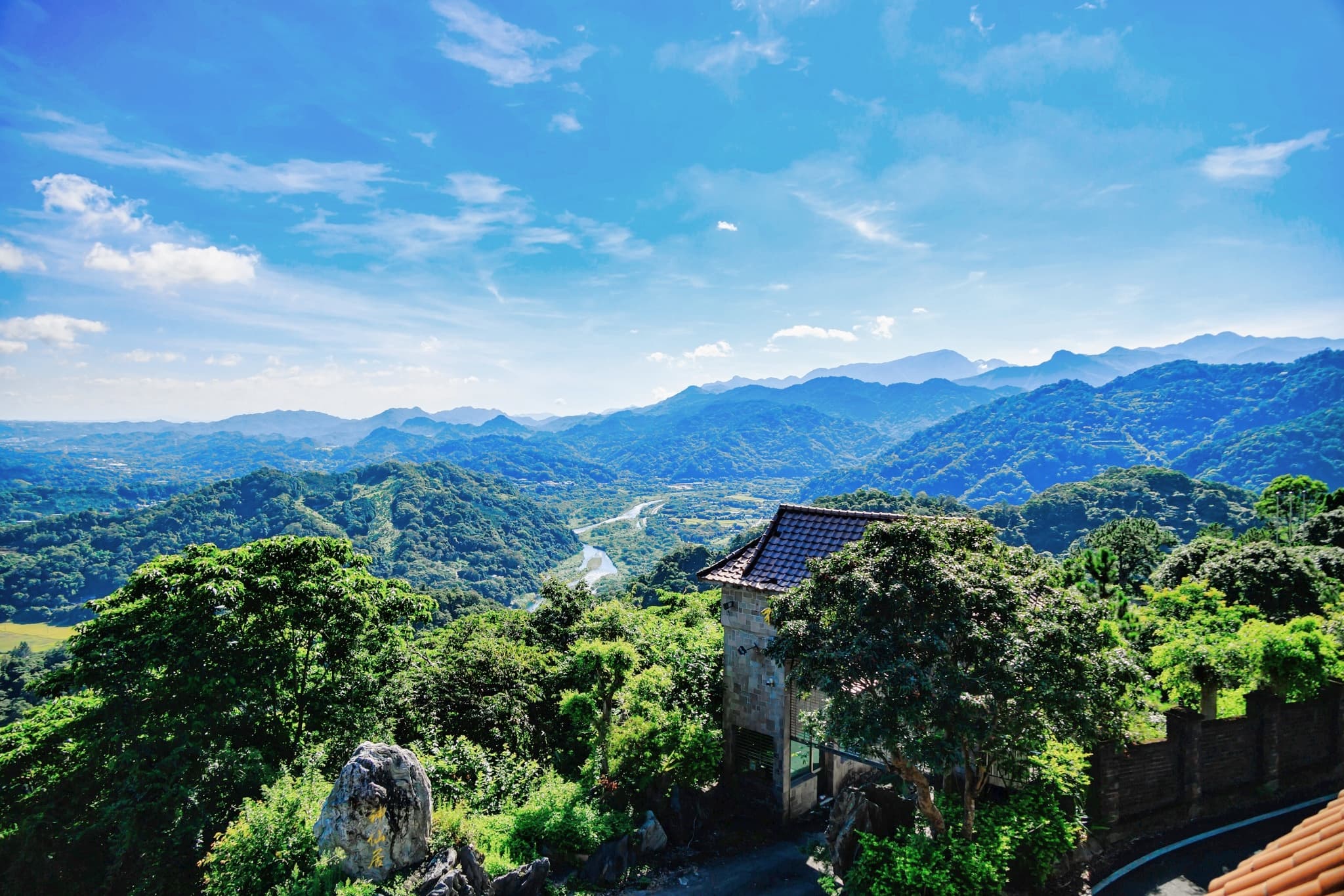 大崎棟登山步道視野遼闊。(新竹縣政府提供)