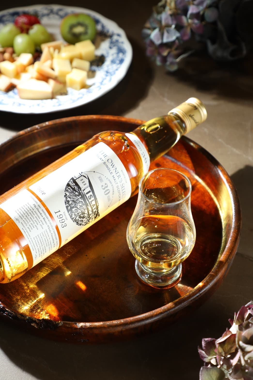 這瓶「Islay Single Malt Scotch Whisky 30 years old」,完美復刻了旋蓋、舊標,並以優雅柔順的泥煤風味顛覆了泥煤威士忌的刻板印象。