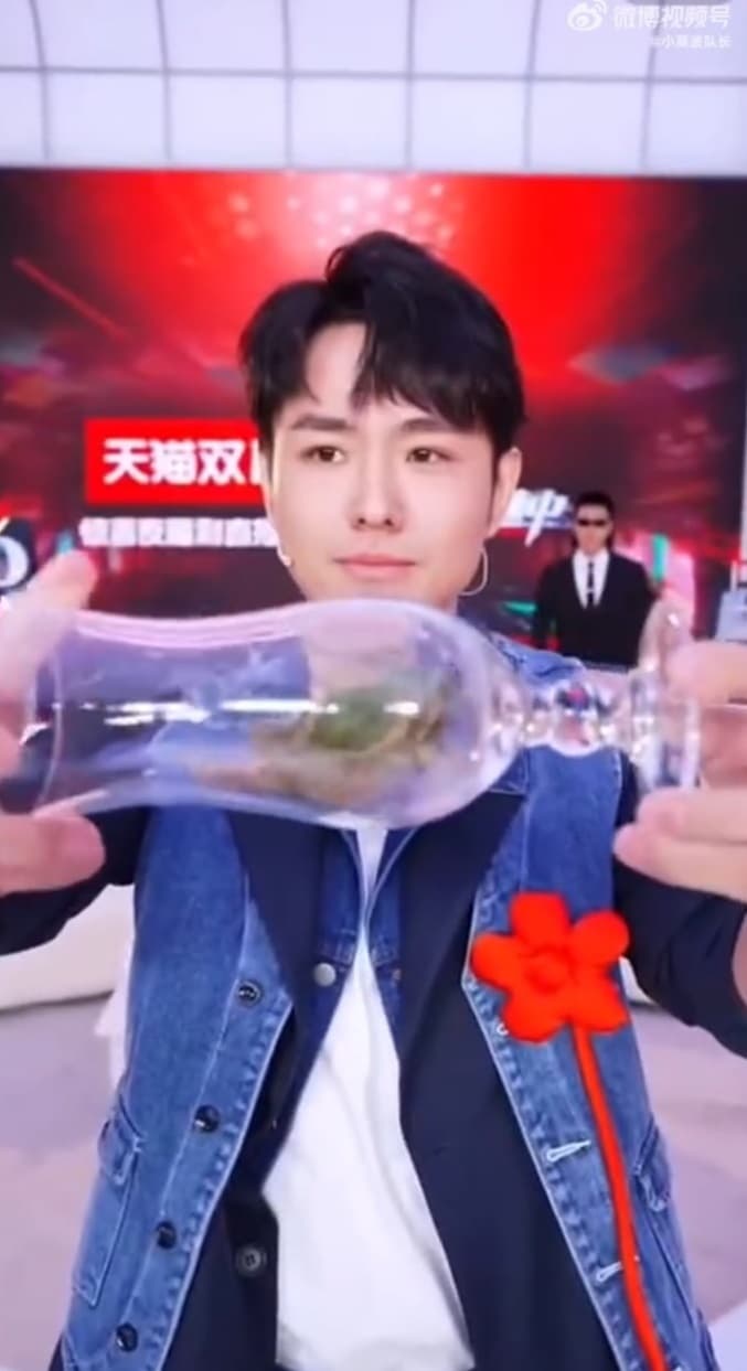 這名魔術師還表演過嘴吐活青蛙。(翻攝微博)