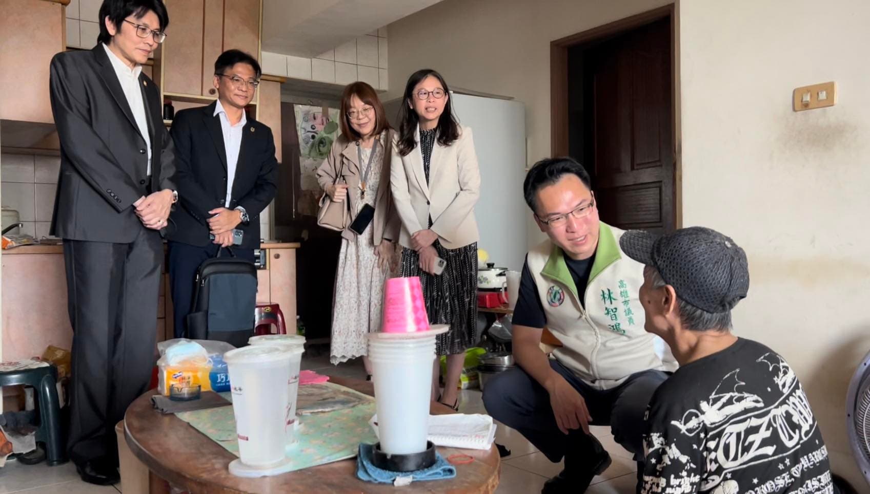 高雄市議員林智鴻曾與當地里長拜訪並協助身障的李姓男子爭取到電動輪椅,但他似乎仍以自己的方式外出。(翻攝自林智鴻臉書)